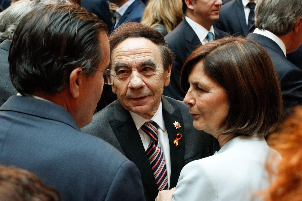 Jesús Núñez, presidente de la UAX y de ACADE, charla con Paloma Adrados, presidenta de la Asamblea de Madrid.