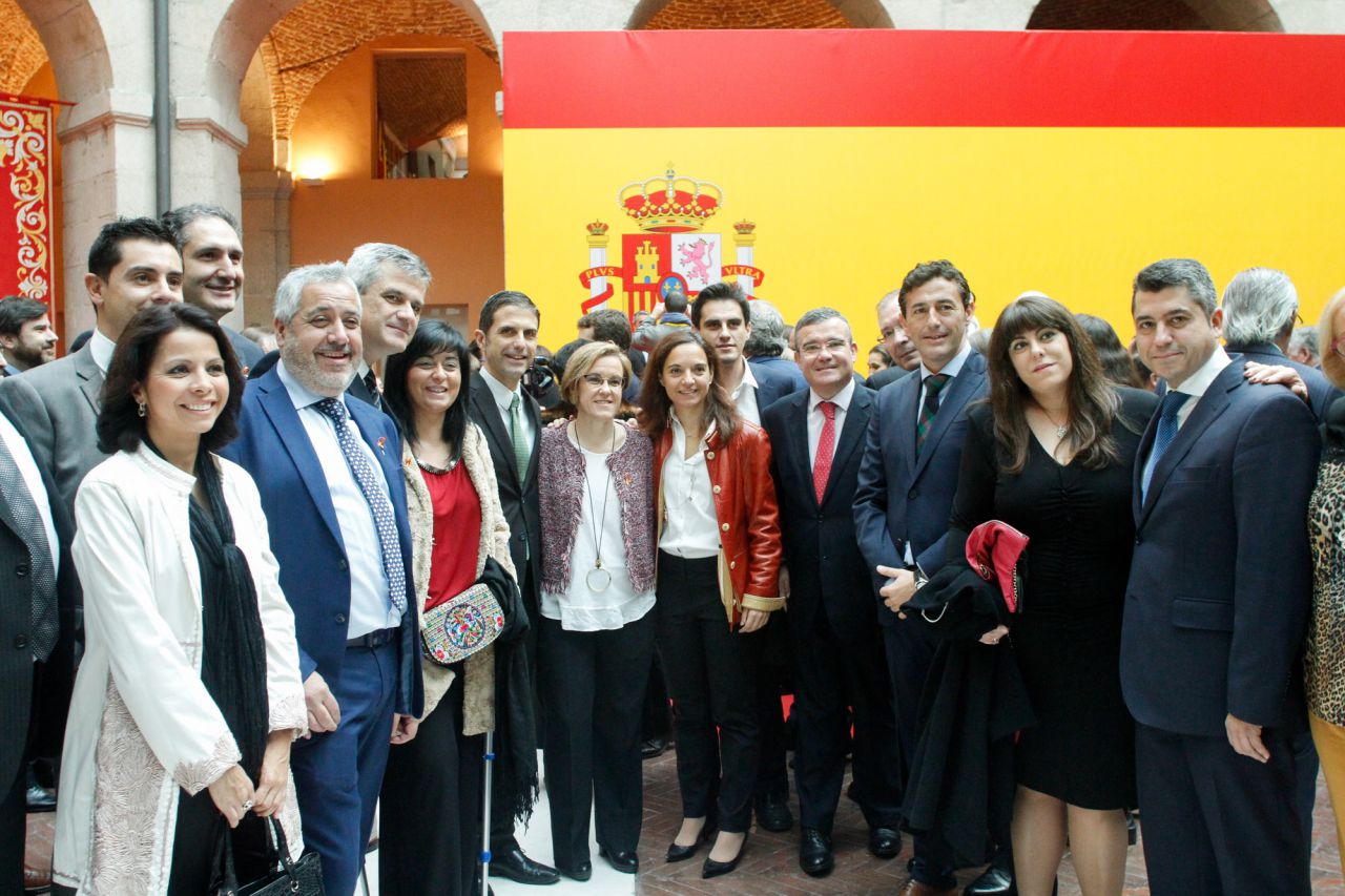 Alcaldes y diputados regionales del PSOE junto a Sara Hernández, secretaria general del PSM y alcaldesa de Getafe, y Purificación Causapié, portavoz del grupo municipal socialista en el Ayuntamiento de Madrid.