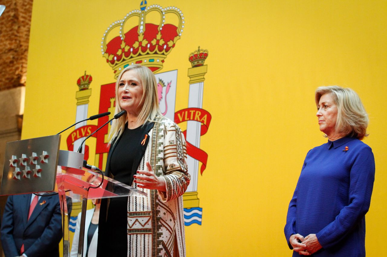 Cristina Cifuentes y Concepción Dancausa durante el discurso de la presidenta de la Comunidad de Madrid.