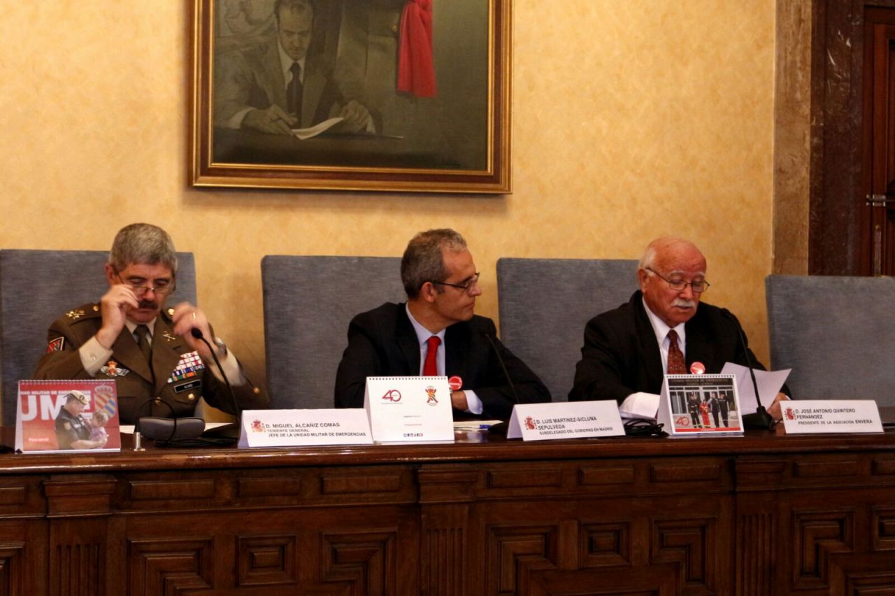 Presentación del calendario solidario de la UME y la Fundación Envera.