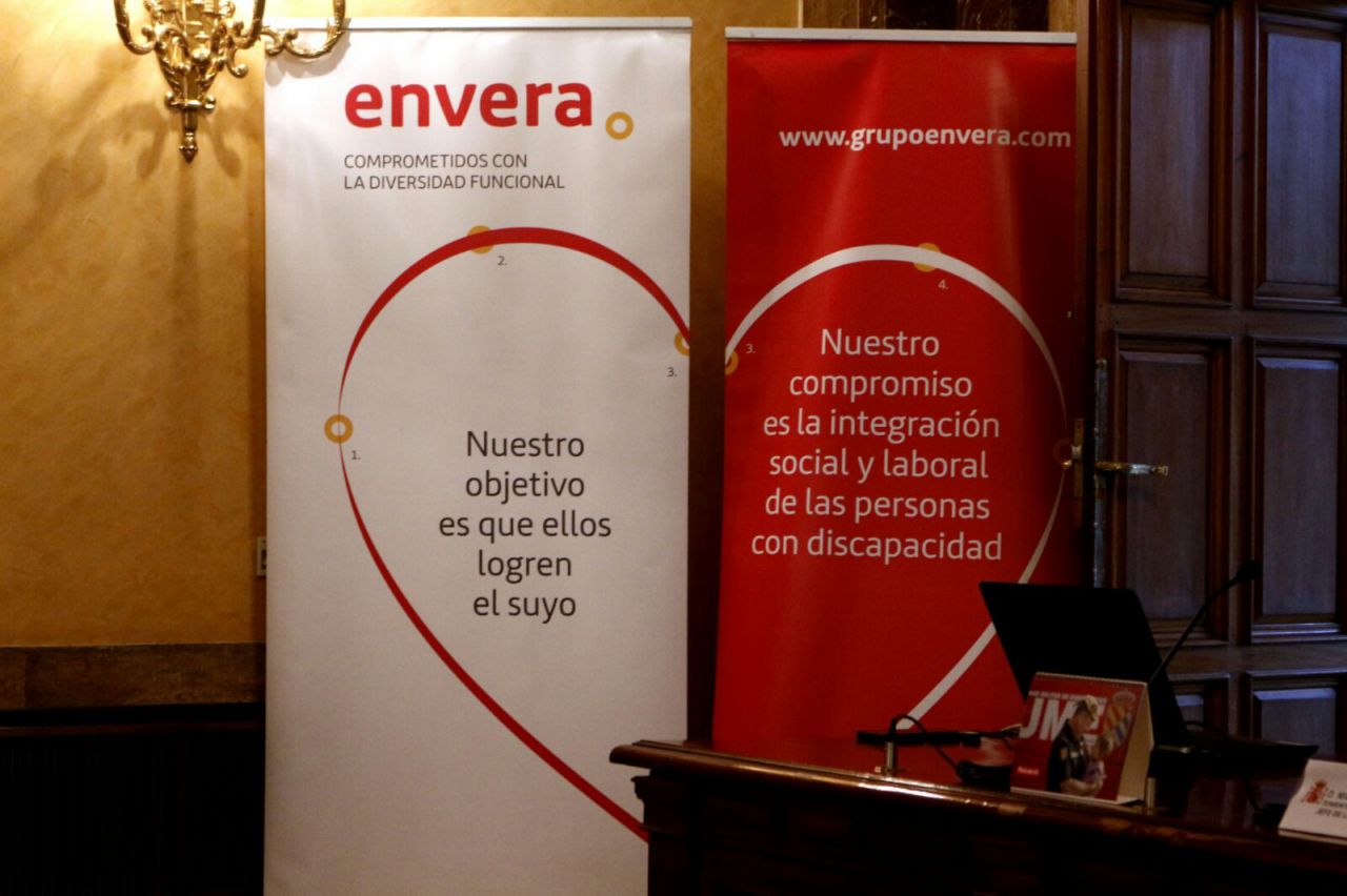 Presentación del calendario solidario de la UME y la Fundación Envera.