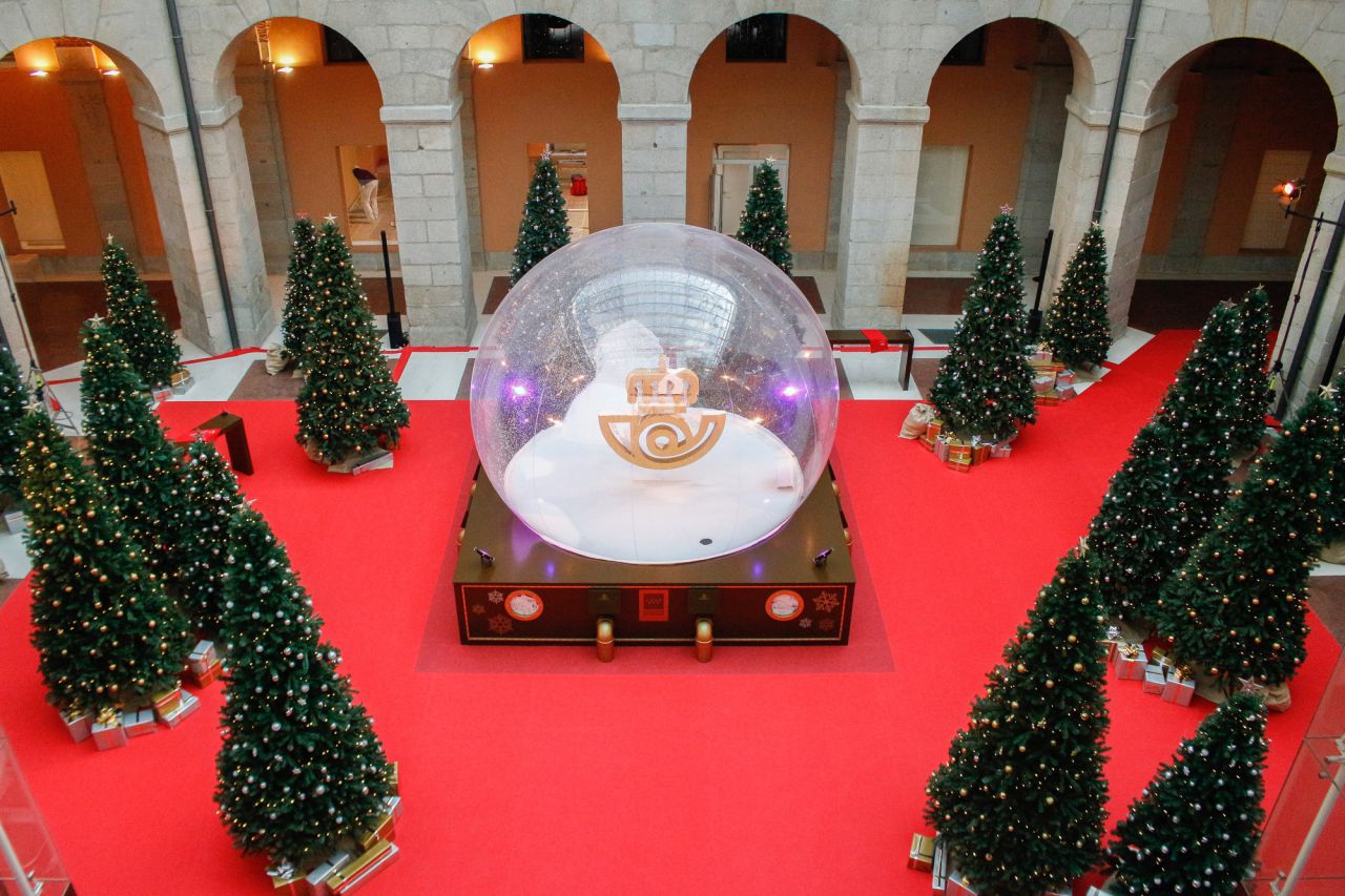 La presidenta de la Comunidad de Madrid, Cristina Cifuentes, inaugura el Belén y presenta la programación de actividades que se llevarán a cabo durante las fiestas.