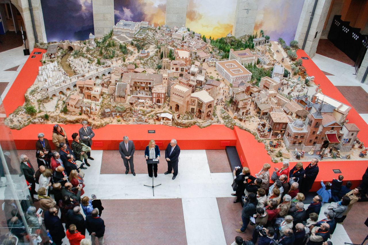 La presidenta de la Comunidad de Madrid, Cristina Cifuentes, inaugura el Belén y presenta la programación de actividades que se llevarán a cabo durante las fiestas.