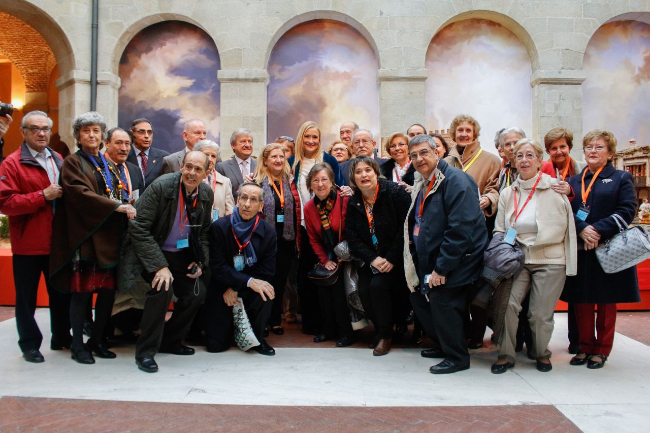 La presidenta de la Comunidad de Madrid, Cristina Cifuentes, inaugura el Belén y presenta la programación de actividades que se llevarán a cabo durante las fiestas.