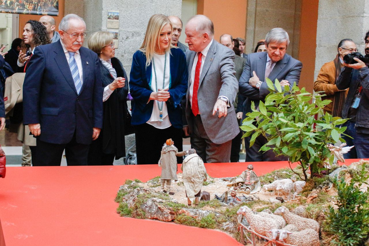 La presidenta de la Comunidad de Madrid, Cristina Cifuentes, inaugura el Belén y presenta la programación de actividades que se llevarán a cabo durante las fiestas.