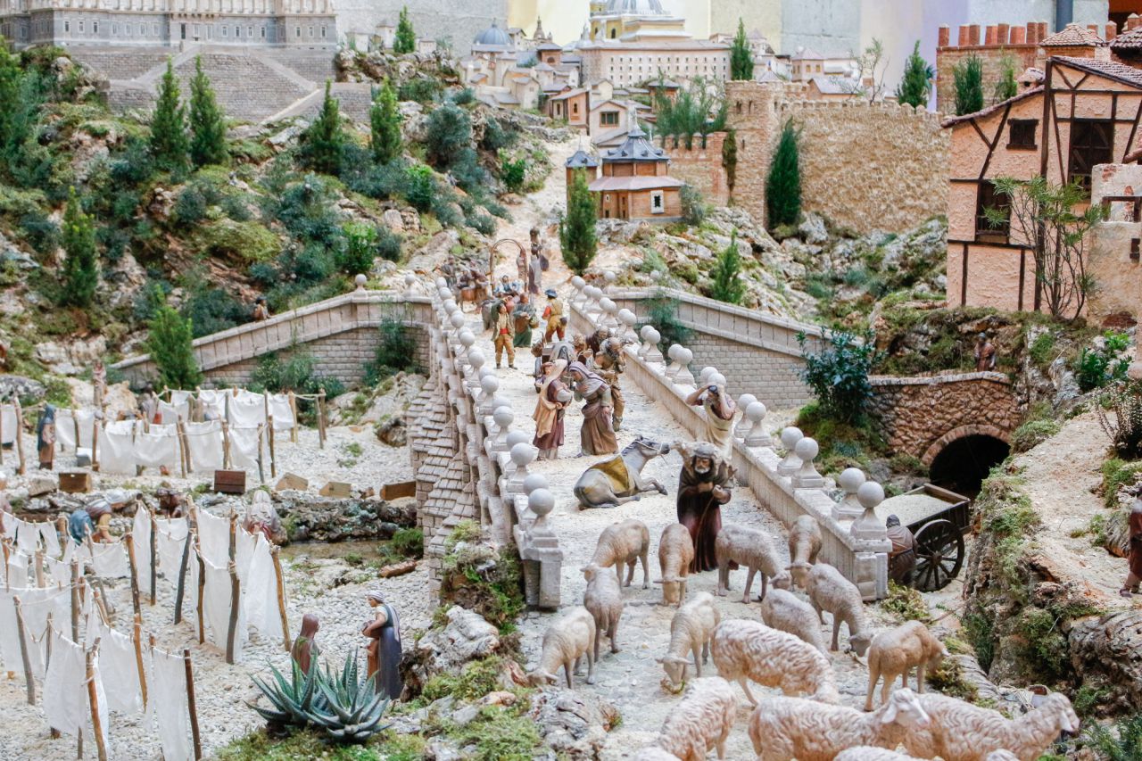 La presidenta de la Comunidad de Madrid, Cristina Cifuentes, inaugura el Belén y presenta la programación de actividades que se llevarán a cabo durante las fiestas.