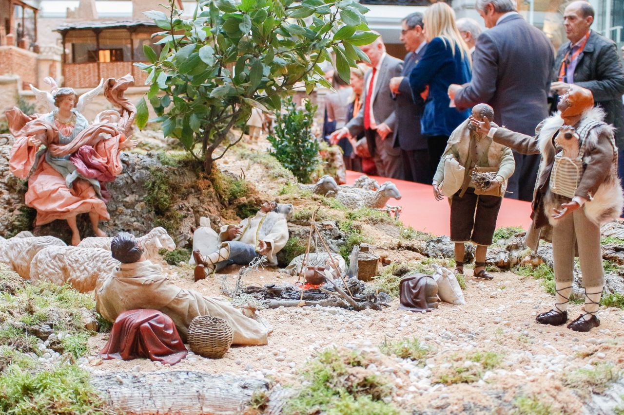 La presidenta de la Comunidad de Madrid, Cristina Cifuentes, inaugura el Belén y presenta la programación de actividades que se llevarán a cabo durante las fiestas.