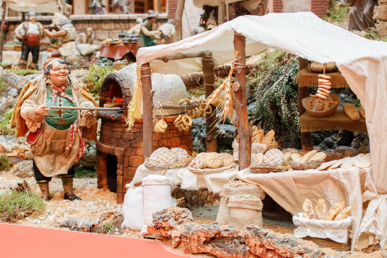 La presidenta de la Comunidad de Madrid, Cristina Cifuentes, inaugura el Belén y presenta la programación de actividades que se llevarán a cabo durante las fiestas.