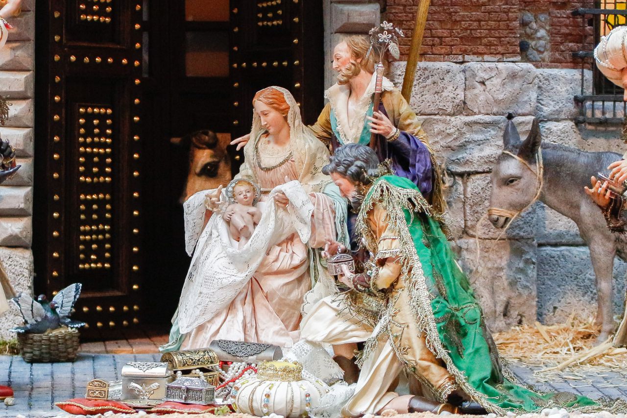 La presidenta de la Comunidad de Madrid, Cristina Cifuentes, inaugura el Belén y presenta la programación de actividades que se llevarán a cabo durante las fiestas.