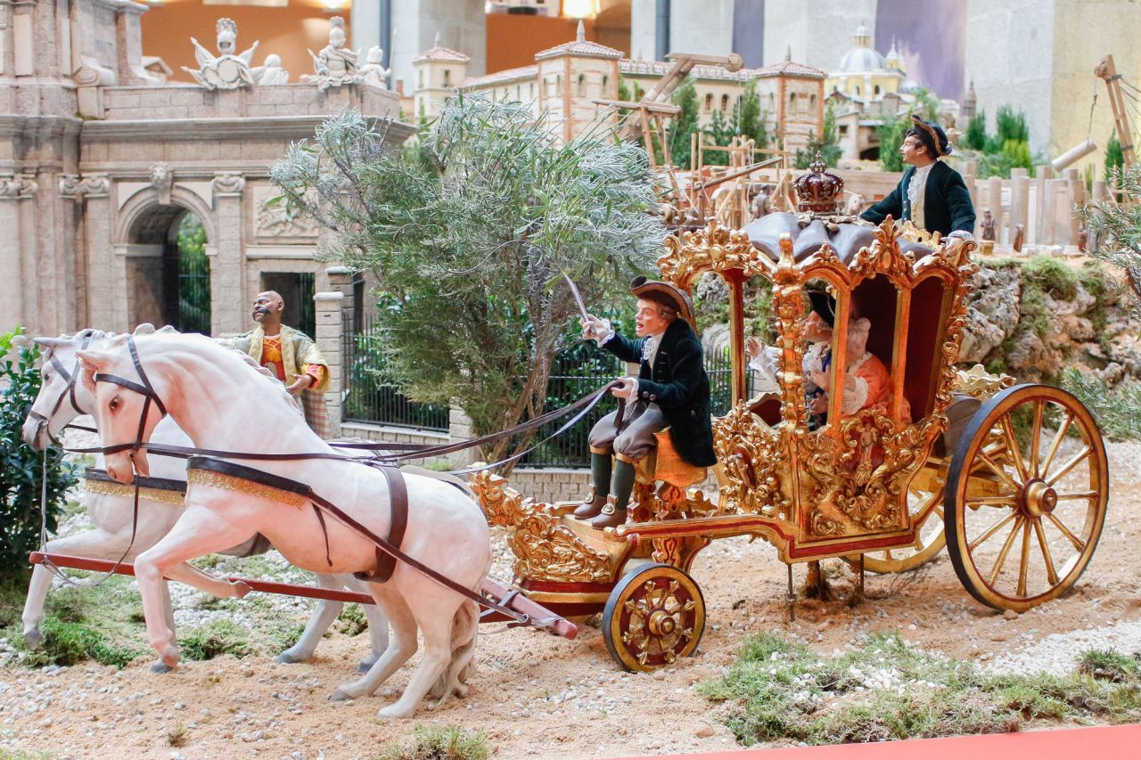 La presidenta de la Comunidad de Madrid, Cristina Cifuentes, inaugura el Belén y presenta la programación de actividades que se llevarán a cabo durante las fiestas.