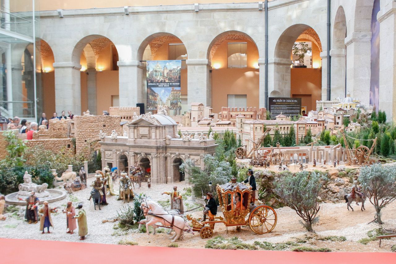 La presidenta de la Comunidad de Madrid, Cristina Cifuentes, inaugura el Belén y presenta la programación de actividades que se llevarán a cabo durante las fiestas.