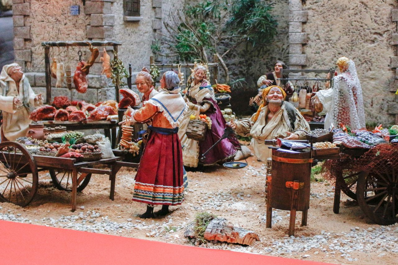 La presidenta de la Comunidad de Madrid, Cristina Cifuentes, inaugura el Belén y presenta la programación de actividades que se llevarán a cabo durante las fiestas.