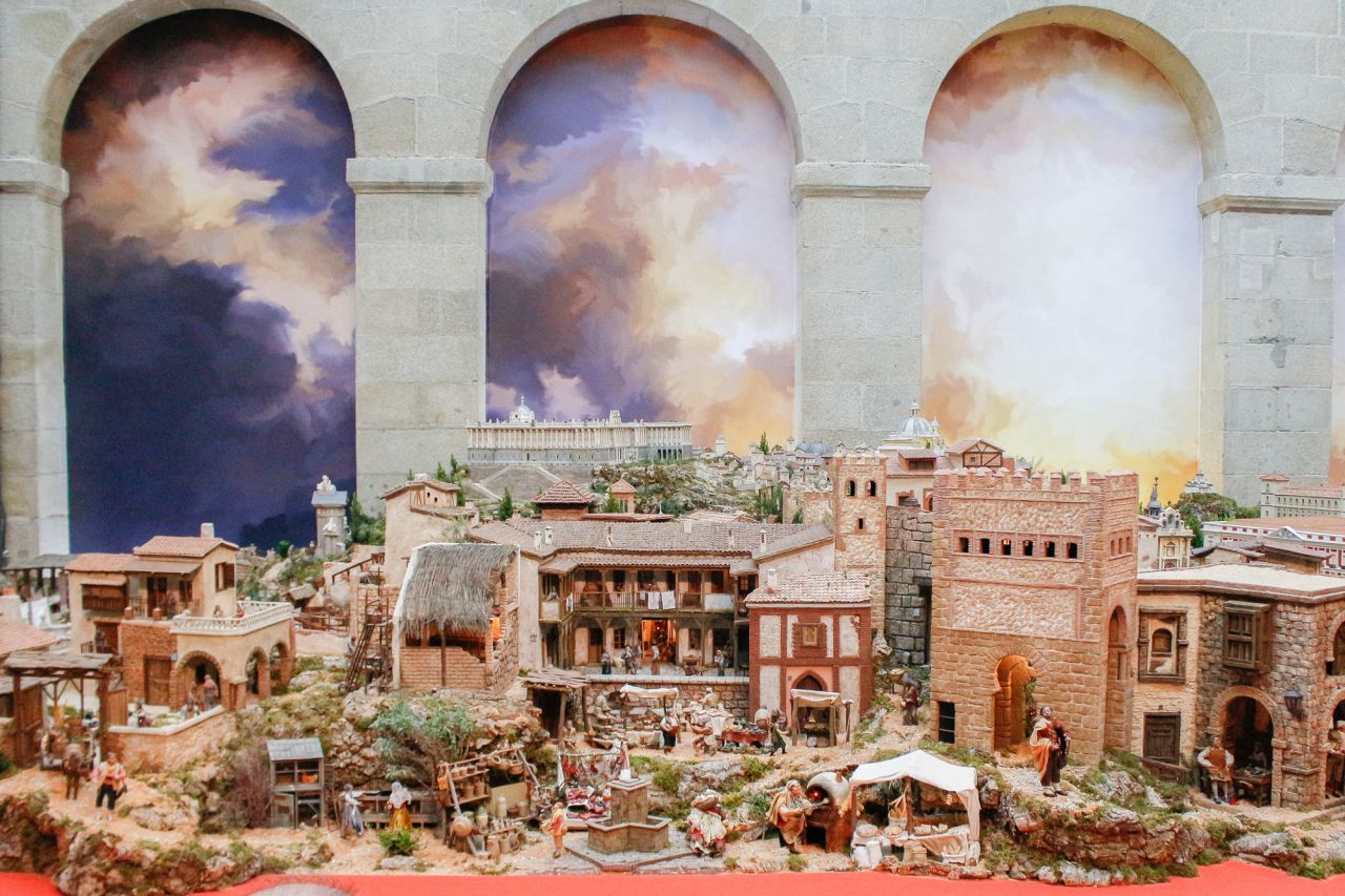 La presidenta de la Comunidad de Madrid, Cristina Cifuentes, inaugura el Belén y presenta la programación de actividades que se llevarán a cabo durante las fiestas.