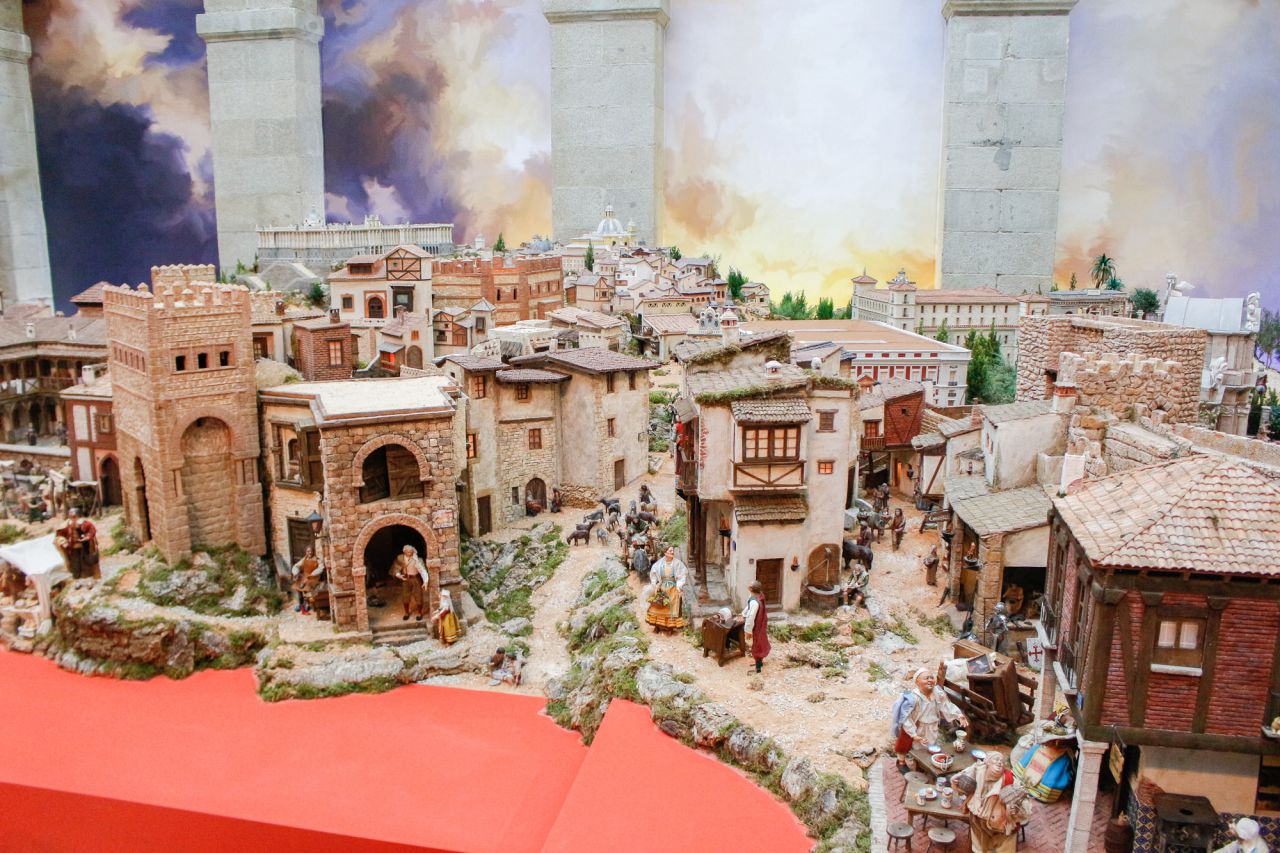 La presidenta de la Comunidad de Madrid, Cristina Cifuentes, inaugura el Belén y presenta la programación de actividades que se llevarán a cabo durante las fiestas.