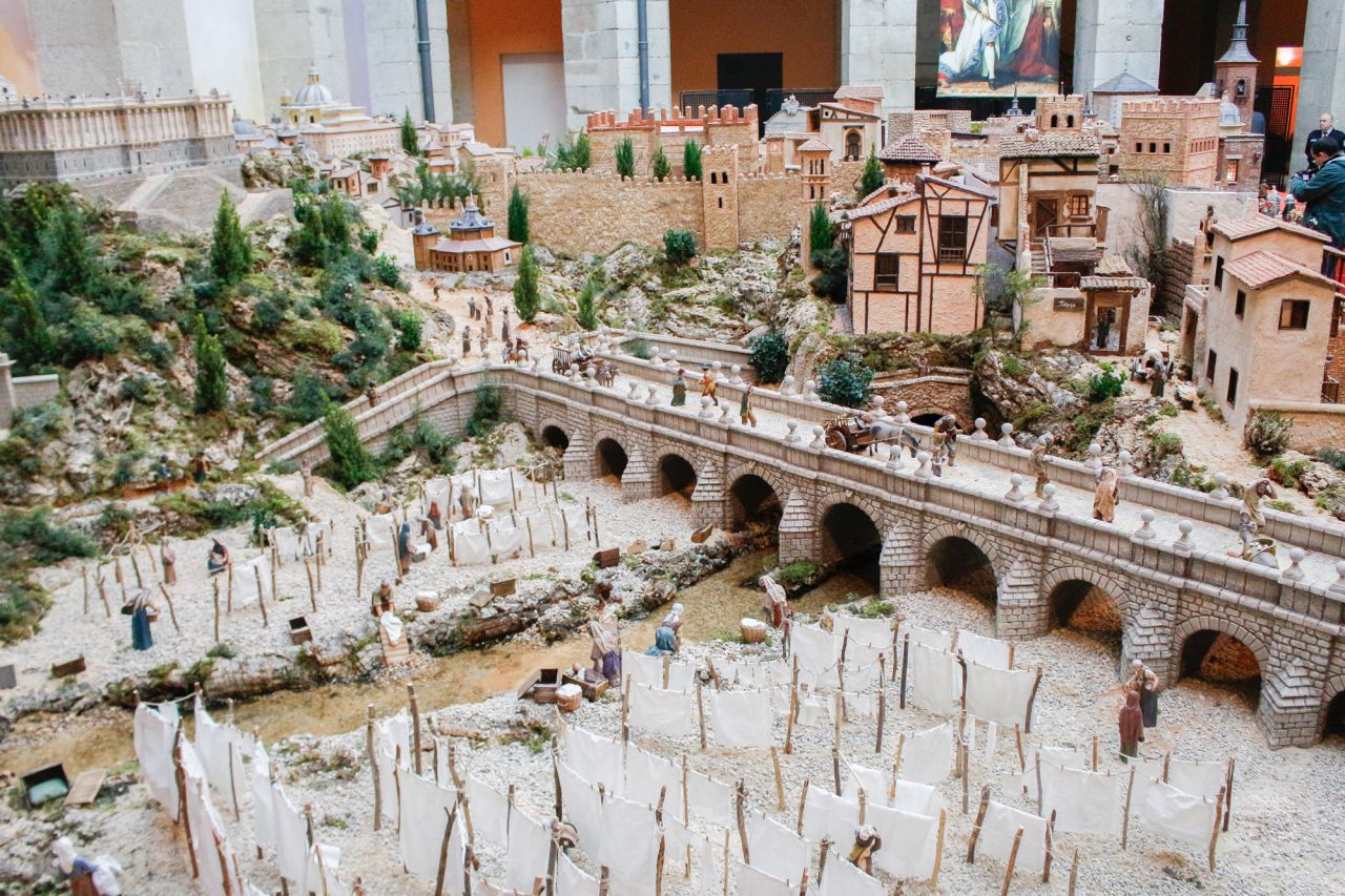 La presidenta de la Comunidad de Madrid, Cristina Cifuentes, inaugura el Belén y presenta la programación de actividades que se llevarán a cabo durante las fiestas.