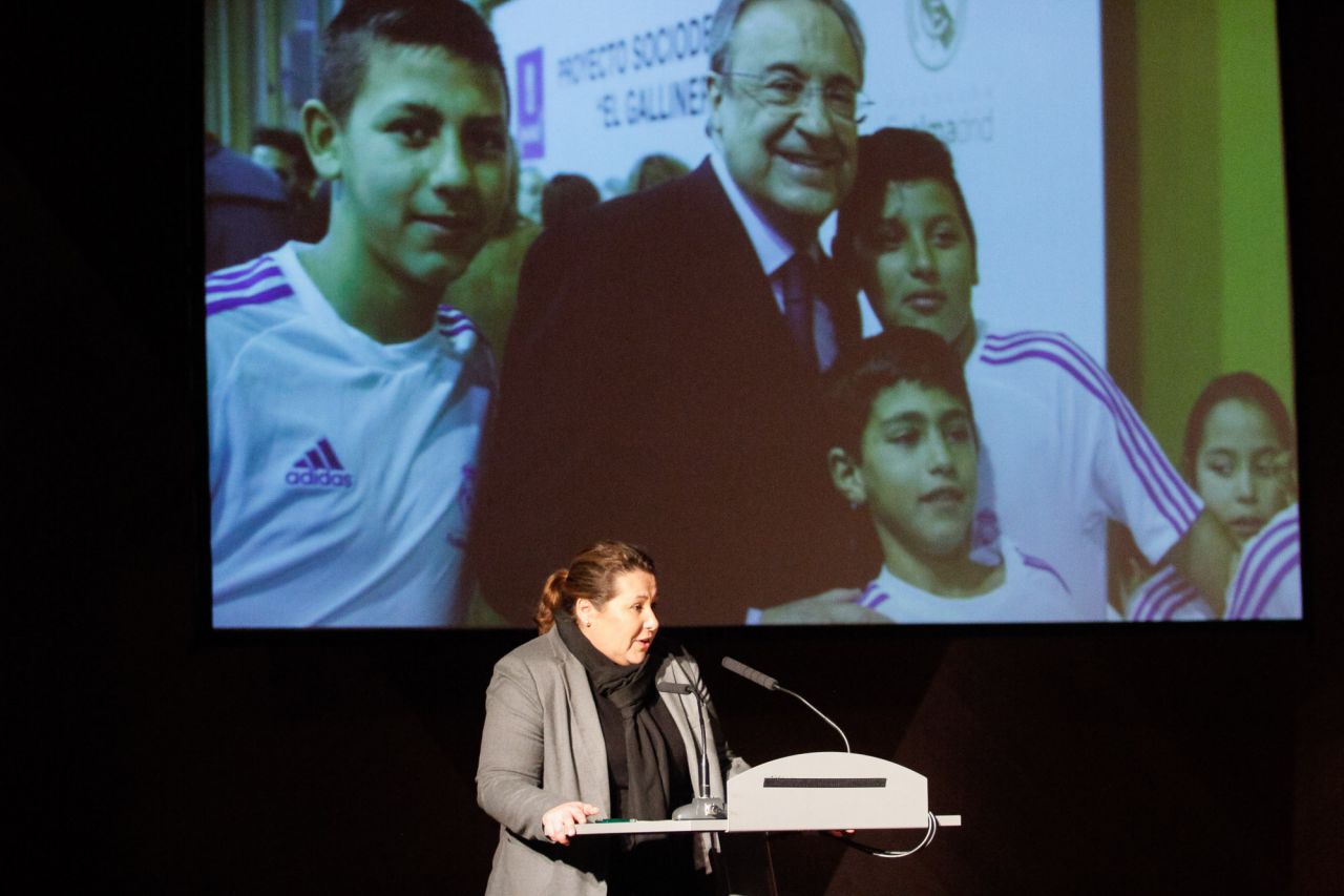 Ana Sanjuanbenito, de la Fundación Real Madrid, por el proyecto  de voluntariado Escuela Sociodeportiva para la población infantil El  Gallinero.