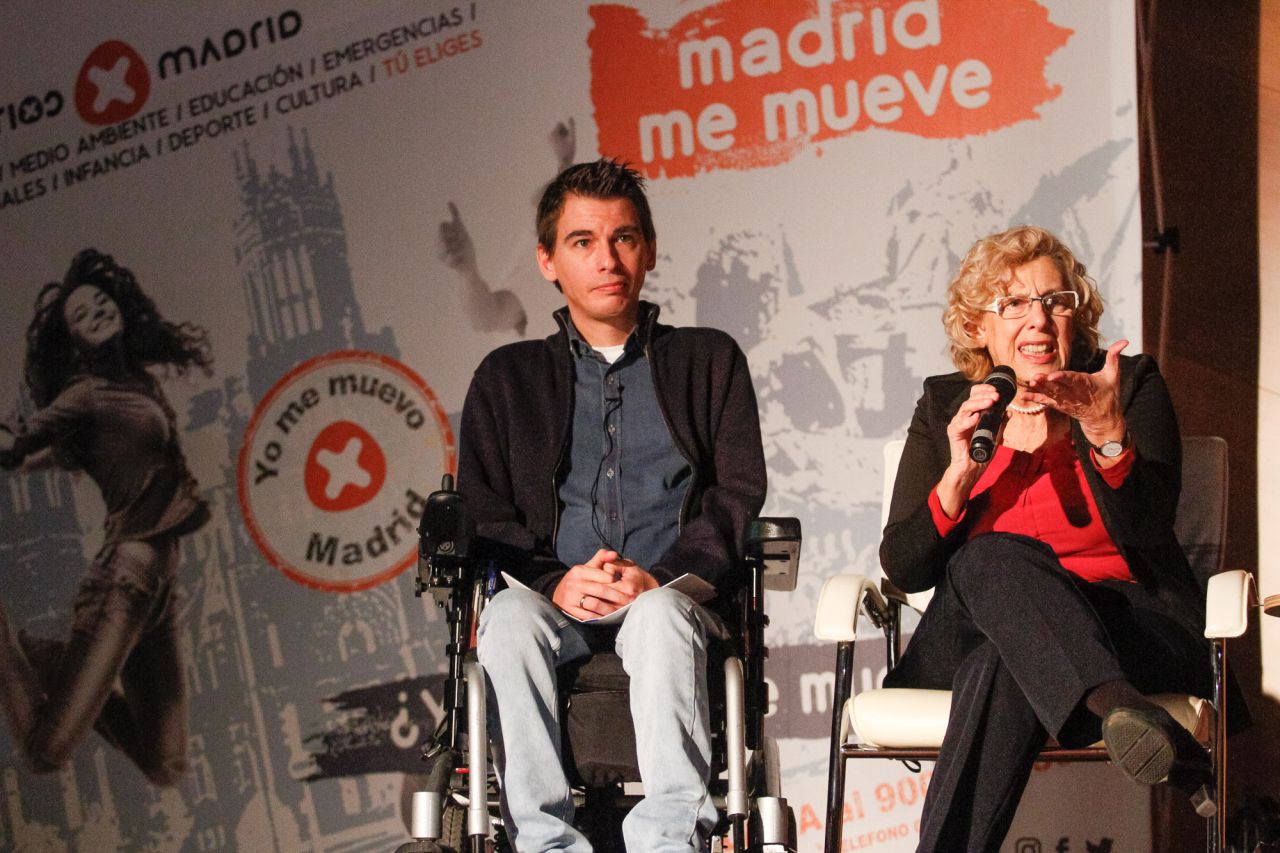 Pablo Soto, concejal de Transparencia y participación ciudadana, y la alcaldesa de Madrid, Manulea Carmena.