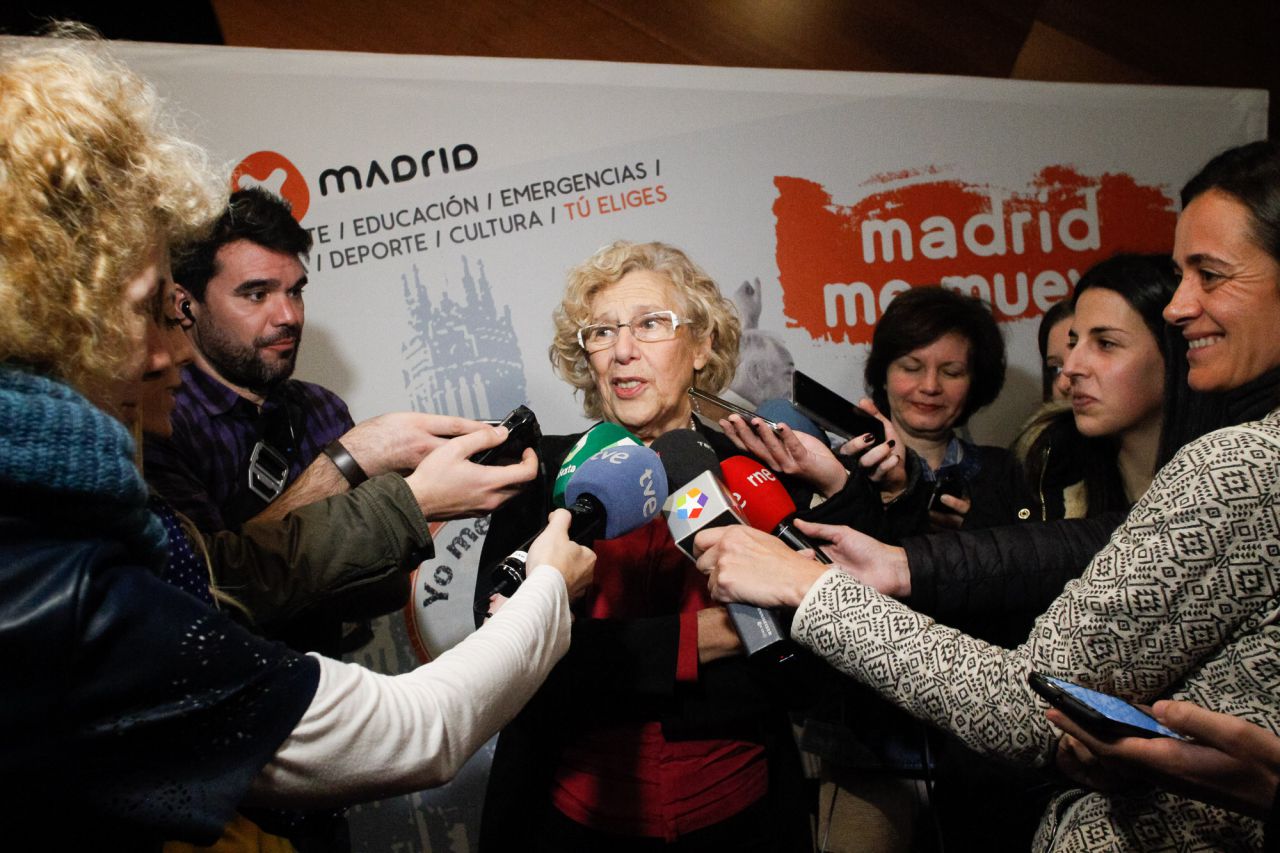 Manuela Carmena atiende a los medios.