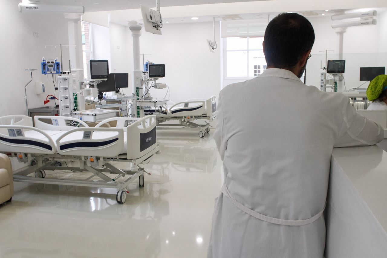 Personal médico, (engfermeras y médico) de la Unidad de Cuidados Intensivos (UCI) del hospital universitario infantil Niño Jesús.