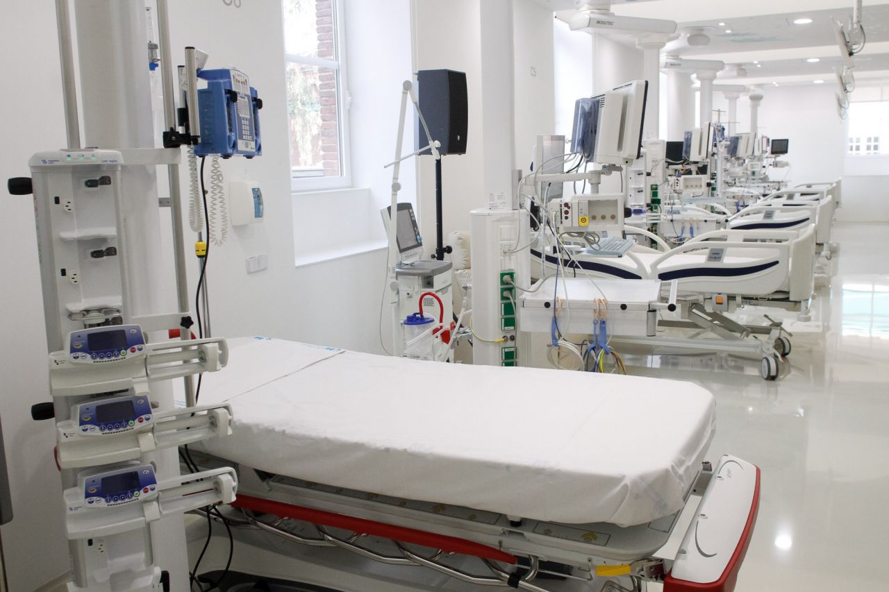 La presidenta de la Comunidad de Madrid, Cristina Cifuentes, acompañada del consejero de Sanidad, Jesús Sánchez Martos, ha inaugurado este martes  reconstrucción de la Unidad de Cuidados Intensivos del Hospital Infantil Niño Jesús
