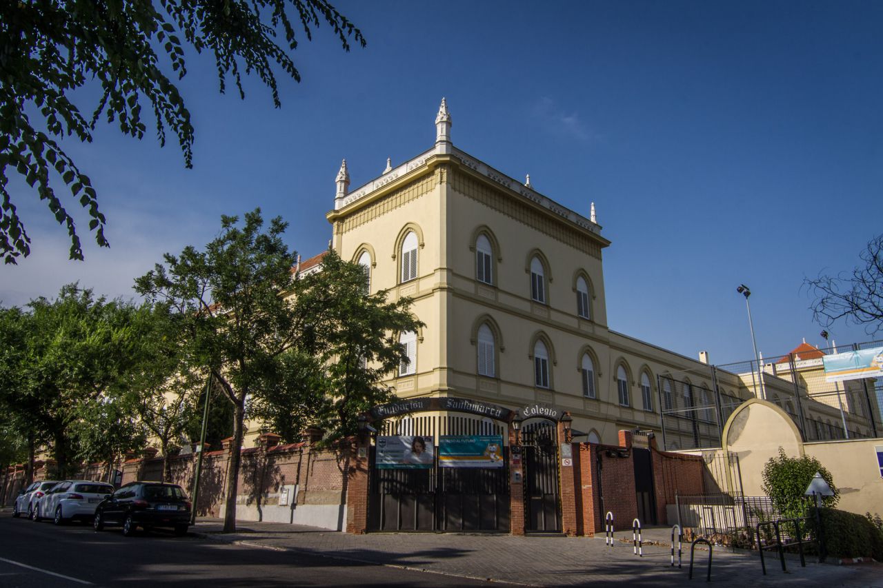 Se trata de uno de los hitos arquitectónicos de Chamartín. Fue realizado en los años 20 por Manuel Ortiz de Viallaojos.