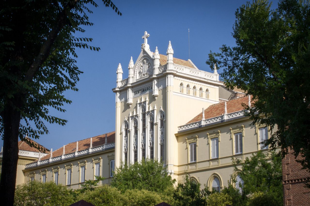 Edificio neogótico de la Fundación Santamarca en el distrito de Chamartín.