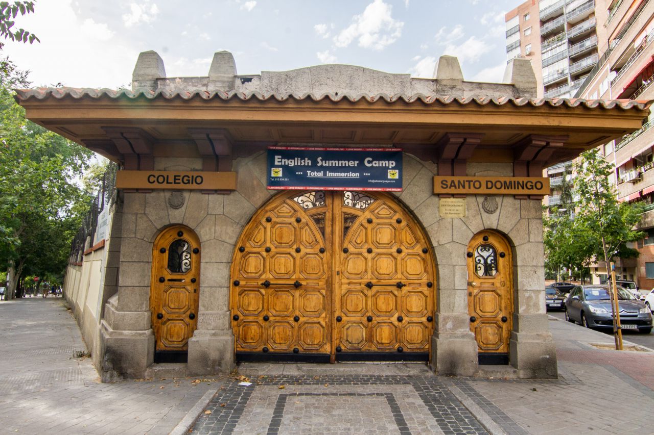 Este edificio destaca por su construcción de estilo vasco. Está situado tras una muralla y posee un jardín con un estanque. Es de 1943.