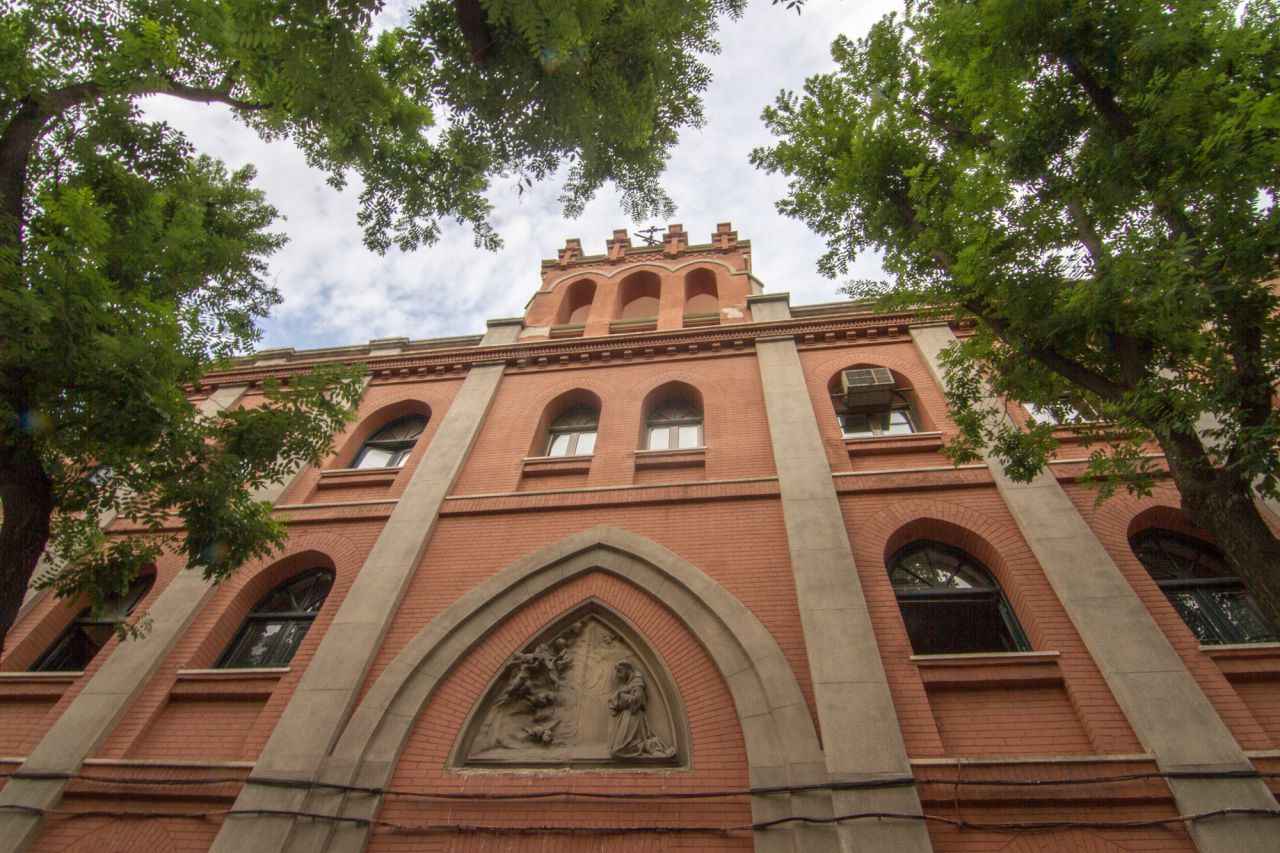 Construido entre 11865 y 1868, pasó por varias congregaciones. En la Guerra Civil sirvió como cárcel y cuartel. El estilo del complejo mezcla el neogótico y el neomudéjar.