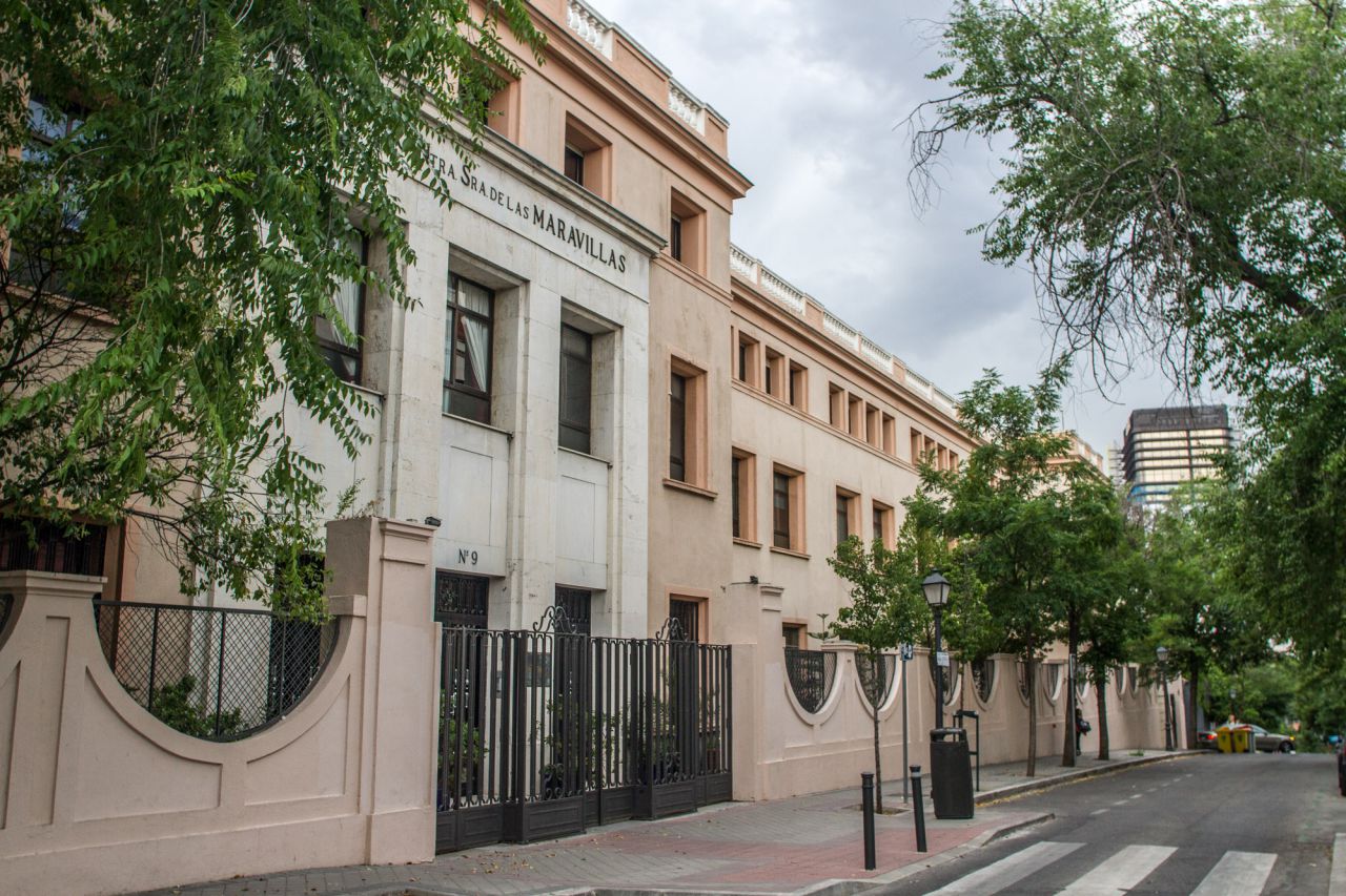 Edificio de estilo funcional después de un peregrinaje que va de Cuatro Caminos a la Colonia del Viso.
