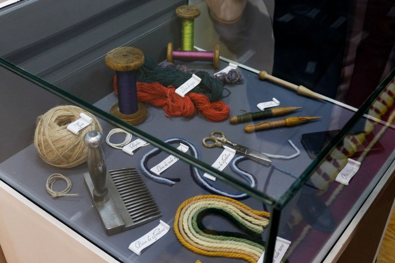 Los utensilios y materiales necesarios para elaborar un tapiz