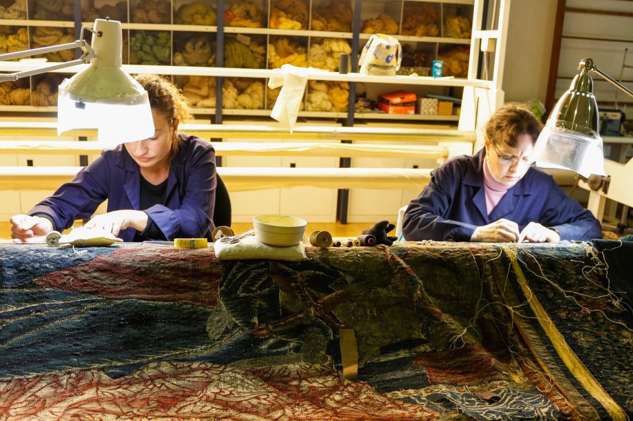 Dos artesanas trabajando en la Real Fábrica de Tapices