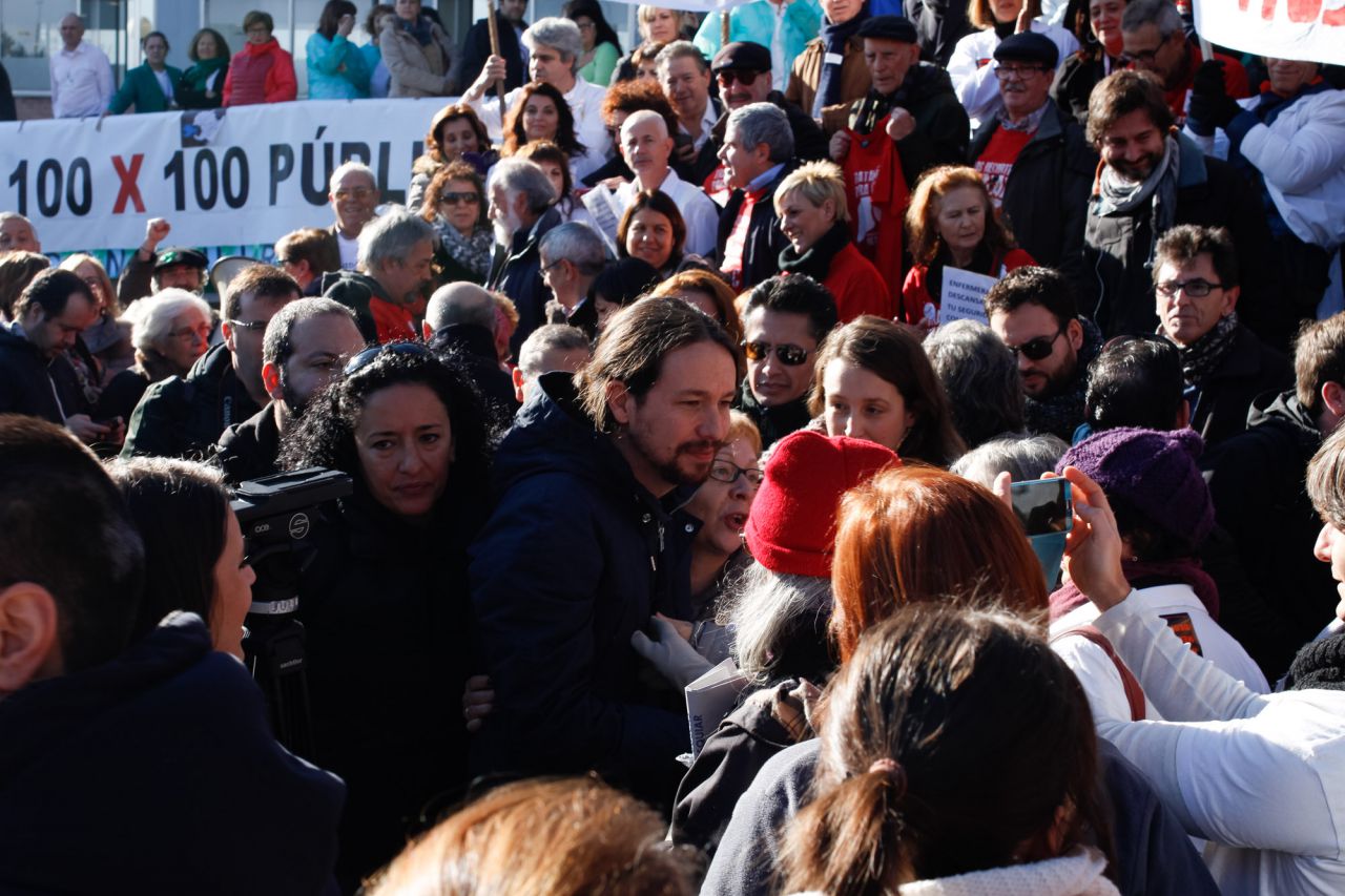 Pablo Iglesias se hace fotos con simpatizantes.