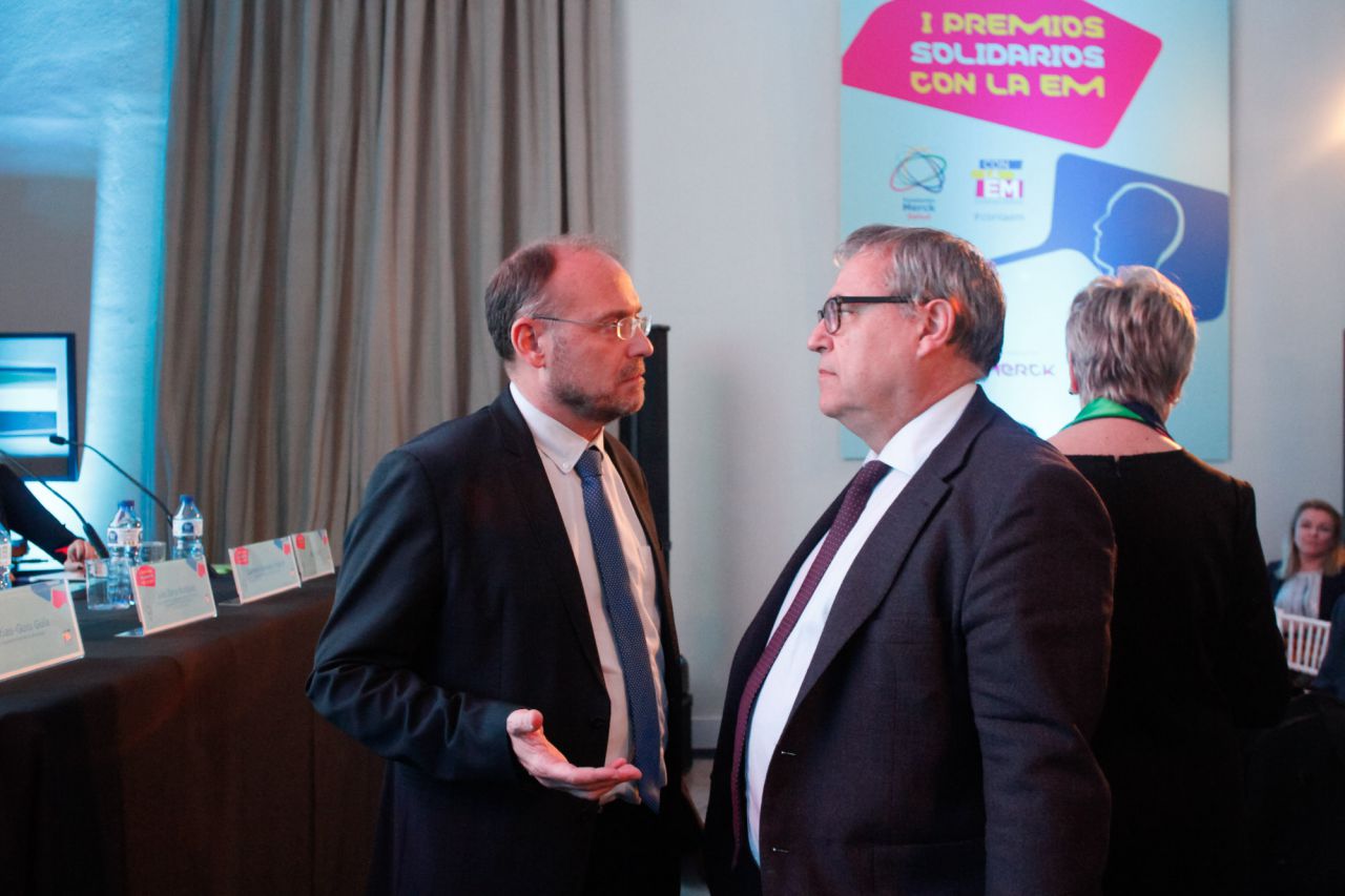 Julio Zarco, director general de Coordinación de la Atención al Ciudadano y Humanización de la Asistencia Sanitaria de la Comunidad de Madrid charla con el doctor Jorge Matías-Guiu, expresidente de la Sociedad Española de Neurología.