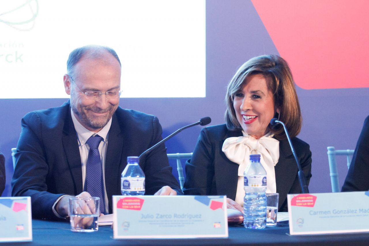 Julio Zarco, director general de Coordinación de la Atención al Ciudadano y Humanización de la Asistencia Sanitaria de la Comunidad de Madrid junto a Carmen González, presidenta Ejecutiva de la Fundación Merck Salud.