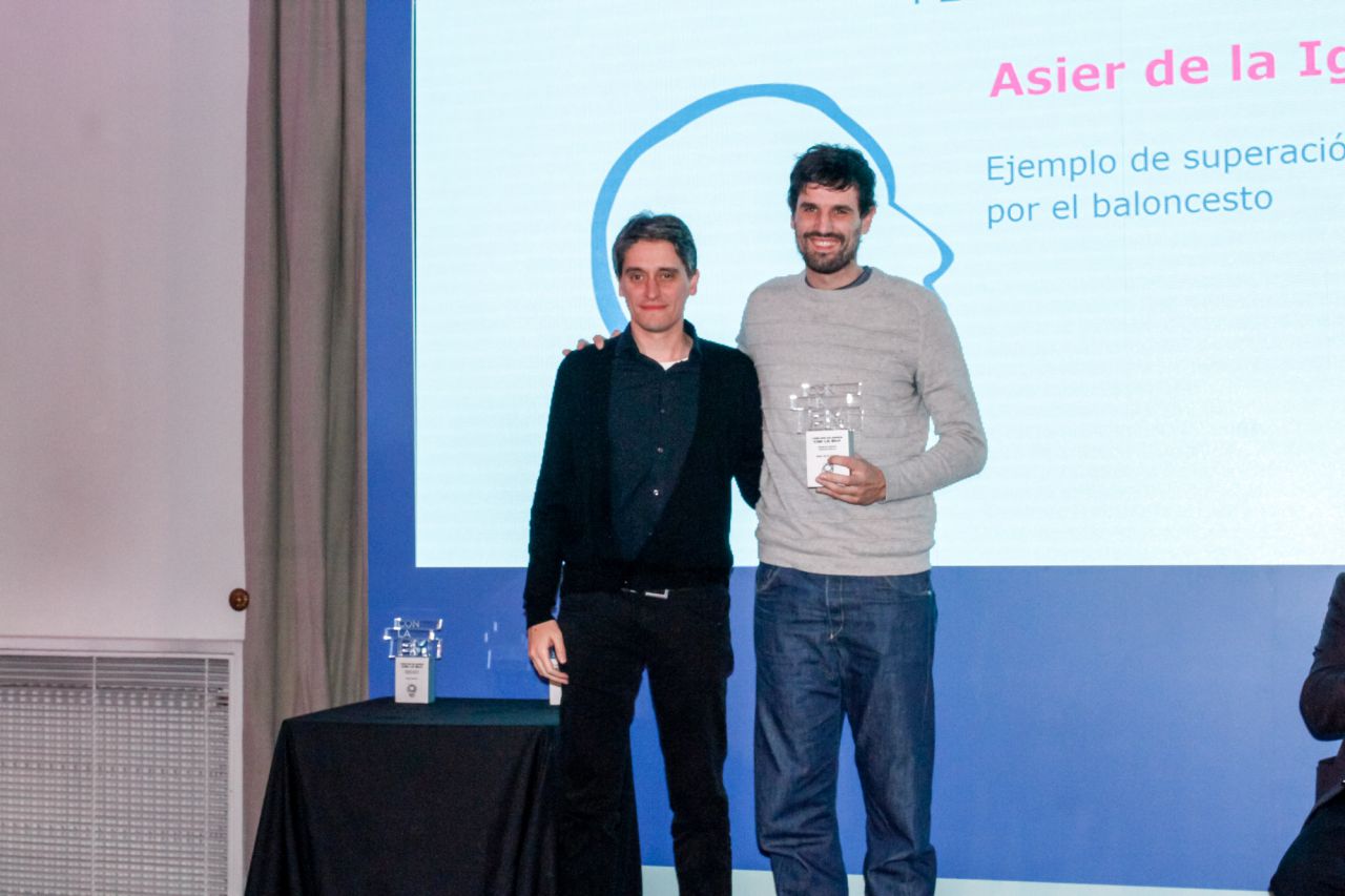 Asier de la Iglesia recibe el premio a Ejemplo de superación y amor al baloncesto.