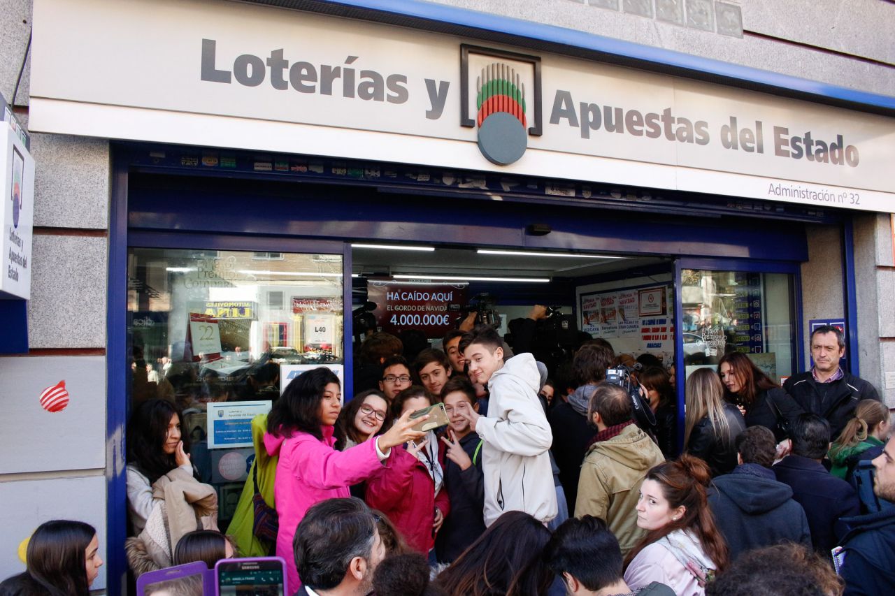 Premiados y administración de loterías del paseo de la Esperanza en el barrio de Acacias donde se ha vendido de forma íntegra 'El Gordo' de la lotería de Navidad.