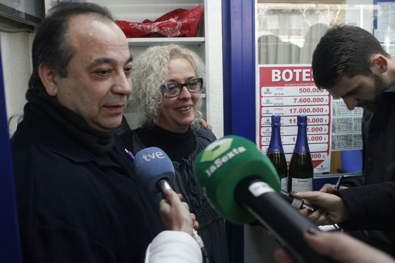 Los responsables de la administración de lotería del madrileño Paseo de la Esperanza, que ha vendido íntegramente El Gordo de Navidad.