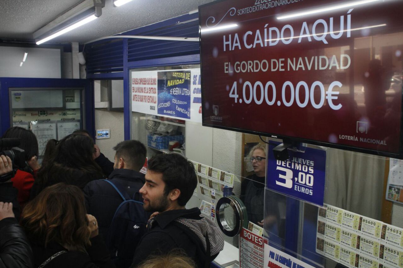 Celebración en la administración de lotería del madrileño Paseo de la Esperanza, que ha vendido íntegro el Gordo de Navidad.