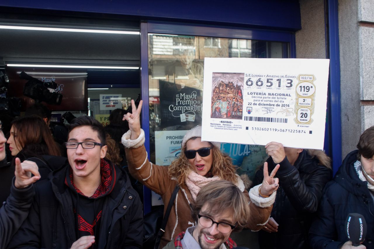 Premiados y administración de loterías del paseo de la Esperanza en el barrio de Acacias donde se ha vendido de forma íntegra 'El Gordo' de la lotería de Navidad.