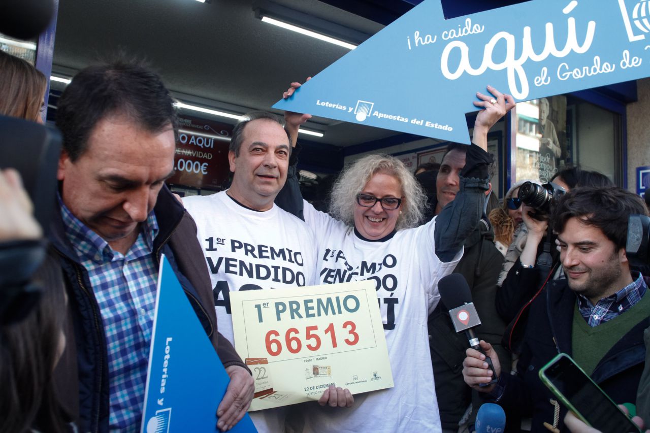 Premiados y administración de loterías del paseo de la Esperanza en el barrio de Acacias donde se ha vendido de forma íntegra 'El Gordo' de la lotería de Navidad.