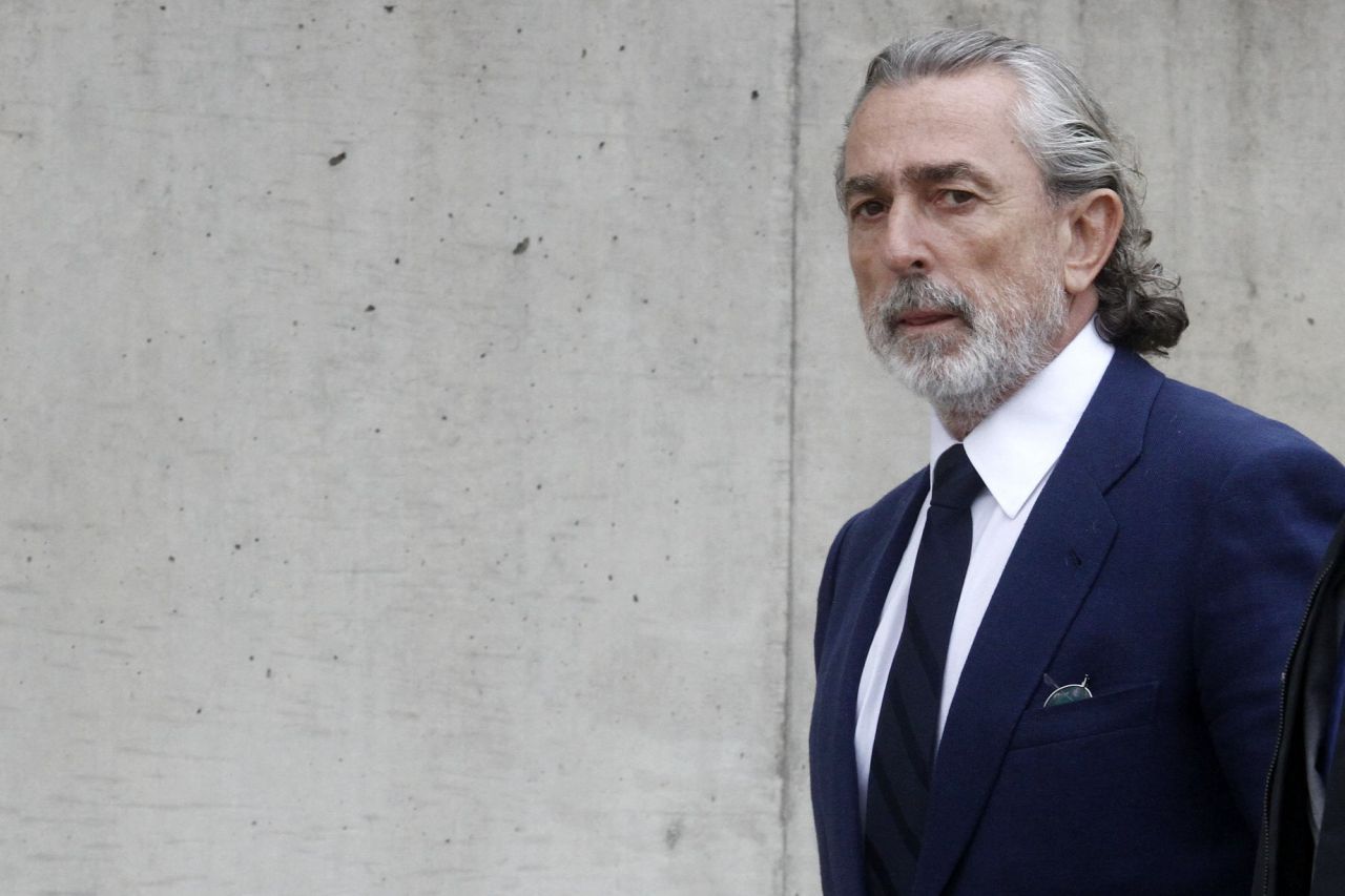 Francisco Correa, Bárcenas, David Marjaliza, Rodrigo Rato, Miguel Blesa y demás políticos, banqueros y empresarios ilustres se han sentado este año delante de un juez debido a los casos de corrupción más complejos de las últimas décadas. Tras años de instrucción, en 2016 han empezado varios macrojuicios de la Comunidad, por lo que este año ha estado marcado por el inicio de los mismos. Además, otros como el caso del Madrid Arena ya han recibido el fallo.

La  trama Gürtel, que comenzó en octubre  y que está en instrucción, ha dado lugar a que Francisco Correa, líder de la trama, haya declarado varias veces este año dando información sobre una de las grandes tramas de corrupción de la Comunidad. Mientras Cristina Cifuentes, presidenta de la Comunidad de Madrid, ha defendido  que el PP ha superado los tiempos de la corrupción  y ha deseado que  el juicio terminase “rápido” para “cerrar un caso muy grave de corrupción ”,  Correa ha hablado largo y tendido sobre sus “negociaciones” con Bárcenas  y sobre los regalos hechos a Jesús Sepúlveda, exalcalde de Pozuelo de Alarcón y exmarido de la exministra de Sanidad Ana Mato.

Este año también ha arrancado el juicio de las tarjetas 'black' , que ha sentado en la Audiencia Nacional a 65 exconsejeros y directivos de Caja Madrid y Bankia (entre los que se encuentran Miguel Blesa y Rodrigo Rato, exdirectivos de ambas entidades) para ser juzgados por delitos de apropiación indebida. Pese a que Rodrigo  Rato ha defendido la “legalidad” de estas tarjetas  durante todo el proceso y que el abogado de  Blesa ha denunciado la “cacería”  hacia los acusados del caso sin un juicio previo, ambos ex presidentes tienen las peticiones de penas de prisión más altas de la trama,  cuatro y seis años, respectivamente.

El juicio de la Púnica, el otro gran caso de corrupción de la Comunidad, no ha comenzado, pero ya ha dado sus frutos: Francisco Granados, ex secretario general del PP de Madrid  que se encuentra en prisión, ha tenido que  declarar en la Asamblea de Madrid  y  ha provocado la  dimisión de Carlos López Jimeno, ex director general de Industria, Energía y Minas de la Comunidad de Madrid,  y de Daniel Ortiz, exdiputado en la Asamblea de Madrid. 