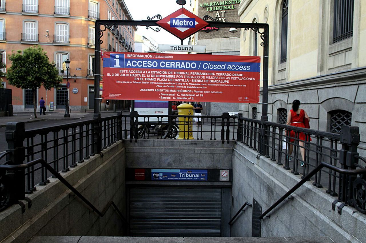 Empezábamos 2016 conociendo que el Gobierno regional haría una inversión de 69 millones de euros para acometer obras de mejora en  el grueso de la Línea 1 de Metro, la segunda con mayor número de viajeros de la red, y que obligaría a cerrar durante un periodo de cuatro meses 25 estaciones, las comprendidas entre Plaza Castilla y Sierra de Guadalupe. Las obras  comenzaron el 3 de julio y acabaron, en su totalidad,  el 12 de noviembre. 

Además, conocíamos que  Metro de Madrid cerrará la línea 8, que une Nuevos Ministerios con el Aeropuerto de Barajas, a partir del lunes 23 de enero de 2017, fecha en la que finaliza Fitur. Las obras durarán 83 días y costarán 38,5 millones de euros.  Metro de Madrid también cerrará la línea 5. Aunque una de las fechas que se barajan coincide con el próximo verano, desde la Consejería de Transportes aseguran que aún no hay 