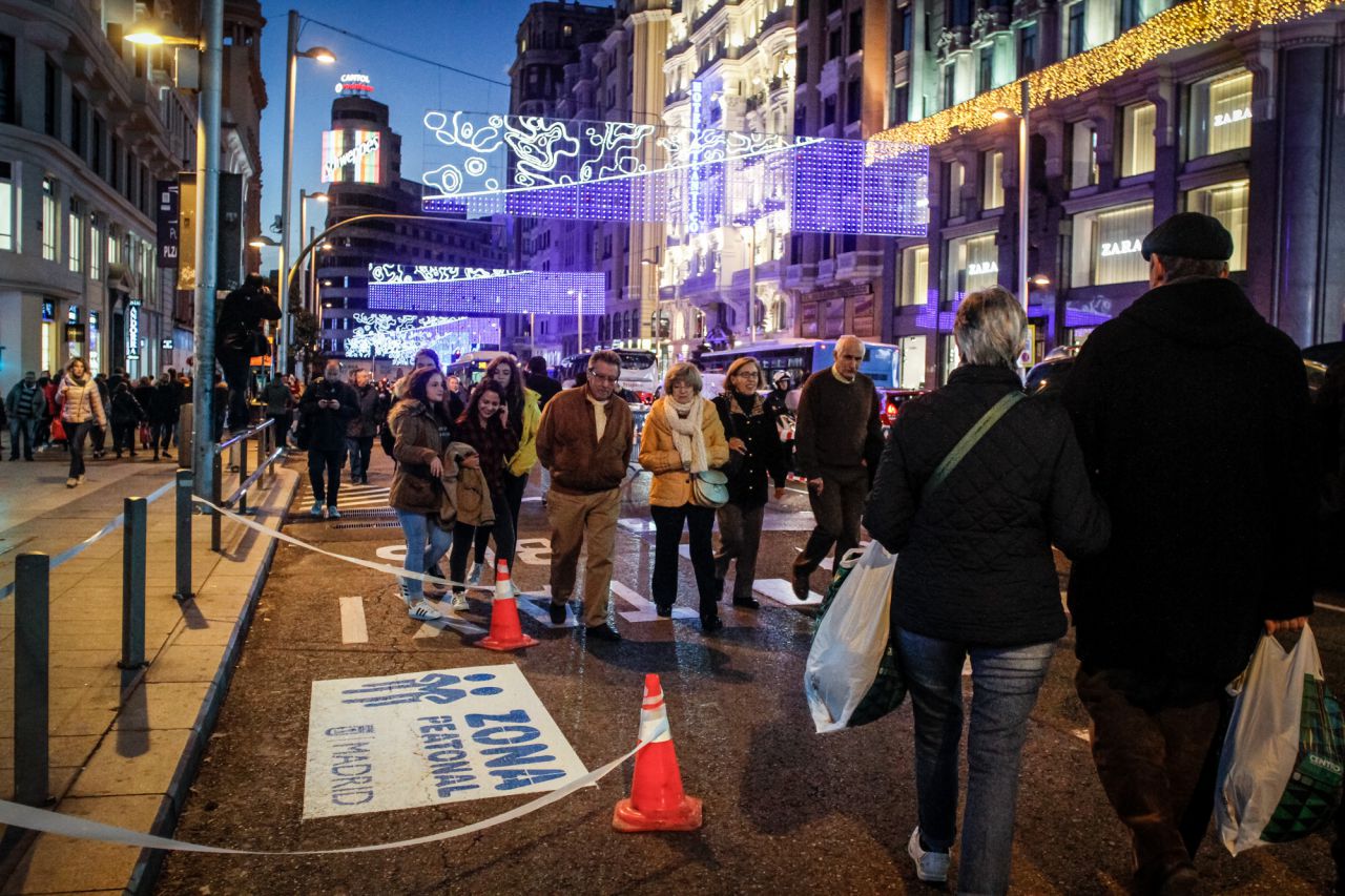 Madrid ha comenzado a tomar medidas de restricción del tráfico para reducir la contaminación y proteger la salud de los ciudadanos. La decisión más sonada del Gobierno de Manuela Carmena ha sido el  corte parcial al tráfico de la Gran Vía y su entorno durante el periodo navideño. La ampliación provisional de aceras los días con más visitantes al centro de Madrid tendrá su continuación en 2017 con una  reforma de las aceras para quitar carriles al vehículo privado y facilitar el tránsito peatonal y ciclista. Esta medida no ha llegado exenta de polémica por la poca antelación del anuncio o las  críticas de algunas asociaciones de comerciantes de la zona. En respuesta a algunos sectores afectados, los tribunales permitieron el acceso a la carga y descarga o a los  autobuses turísticos. 

Las restricciones al tráfico también se han producido por el  protocolo para episodios de alta contaminación actualizado por Ahora Madrid, que se ha aplicado en varias ocasiones este 2016, sin llegar a la restricción de circulación a los  vehículos con matrículas alternas. Tras las quejas por la activación de estas medidas por la noche o de madrugada, el Ayuntamiento de Madrid ha decidido  adelantar un día las activaciones del protocolo, utilizando sistemas de predicción. Para facilitar la movilidad, el Consistorio ha pedido a la  Comunidad  y al  Estado  que cuando haya que restringir el tráfico se subvencione el transporte público para que sea gratuito. 

Además, este año se ha conocido el primer  borrador del futuro Plan de Calidad del Aire y Cambio Climático, que creará un gran área de prioridad residencial en el distrito Centro, limitará los carriles para tráfico privado en las grandes vías de acceso y reducirá la velocidad en las entradas a Madrid a 70 kilómetros por hora entre otras medidas. 
