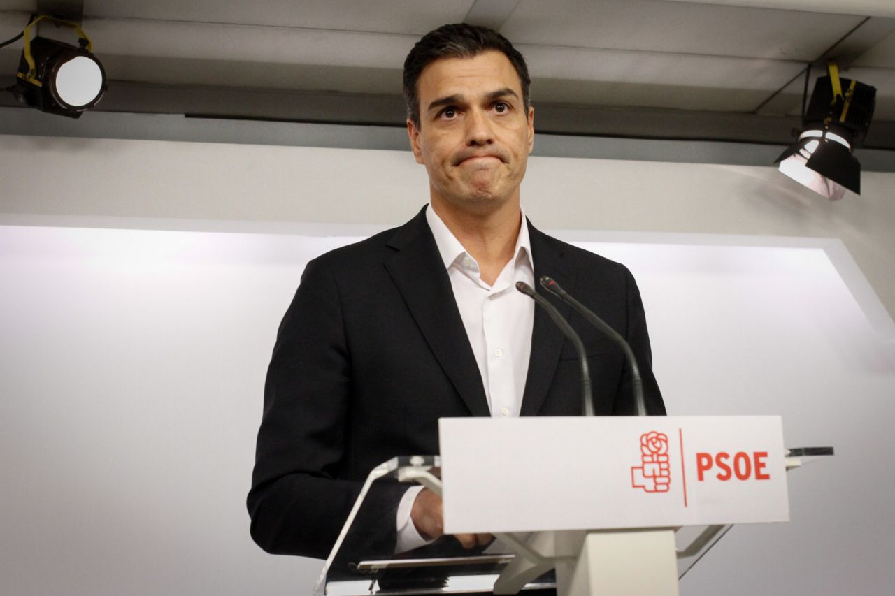 Tras la ventana de cambio abierta en las elecciones de diciembre de 2015, los líderes de las al fin cuatro formaciones mayoritarias del país se mostraron incapaces de llegar a un acuerdo de investidura. Rocosa, tosca y, sobre todo, calculadora, la política de los vetos cruzados llevó a España a un estado inédito: Mariano Rajoy se convirtió en el primer ganador de unas generales desde la restauración democrática  que rechazaba la propuesta de un rey –la primera que hacía Felipe VI, para más inri- para formar Gobierno, y Pedro Sánchez pasó a ser también el primer jefe de la oposición que asumía la tarea. La política-espectáculo ya había dejado debates sin presidente y no defraudó: cayeron suspiros tanto por la Alemania de la gran coalición como por la Valencia post-popular, libros de baloncesto, ruedas de prensa encadenadas y  hasta cal viva. Al final,  el abrazo centrista entre PSOE y Ciudadanos no logró evitar que los españoles  volvieran a las urnas, en el colmo de lo insólito. 

En junio,  Izquierda Unida y Podemos quisieron asaltar los cielos, pero su coalición se quedó a metros del 'sorpasso' y el PP, clavado en la bancada azul en funciones del Congreso,  sumó más diputados sobando el discurso de la sensatez. Al final, Rajoy terminó nadando en  el festín de vísceras del Comité Federal que viviseccionó a Sánchez y su investidura, en la que hubo díscolos y hasta un Gabriel Rufián que se presentó ante medio país dejándolo mudo,  salió adelante. Las consecuencias de las luchas en las cañerías de los partidos por su gestión de la crisis política también se vivieron a escala regional. El  distanciamiento entre Íñigo Errejón y Pablo Iglesias por su papel en la izquierda no ha sido solo un combate disputado en el cuadrilátero ibérico. En Madrid, la pelea por la mejor plaza de Podemos  partió por la mitad a los morados entre los de Ramón Espinar y los de Rita Maestre. En el PSOE-M, Sara Hernández ha pasado de ser la correa de transmisión de la cúpula  al martillo pilón de la Gestora. Y, mientras,  la espantada de Esperanza Aguirre ha sumido a su partido en una no-campaña permanente para  entronizar a Cristina Cifuentes como la abanderada del, está por venir, 'nuevo PP'.  