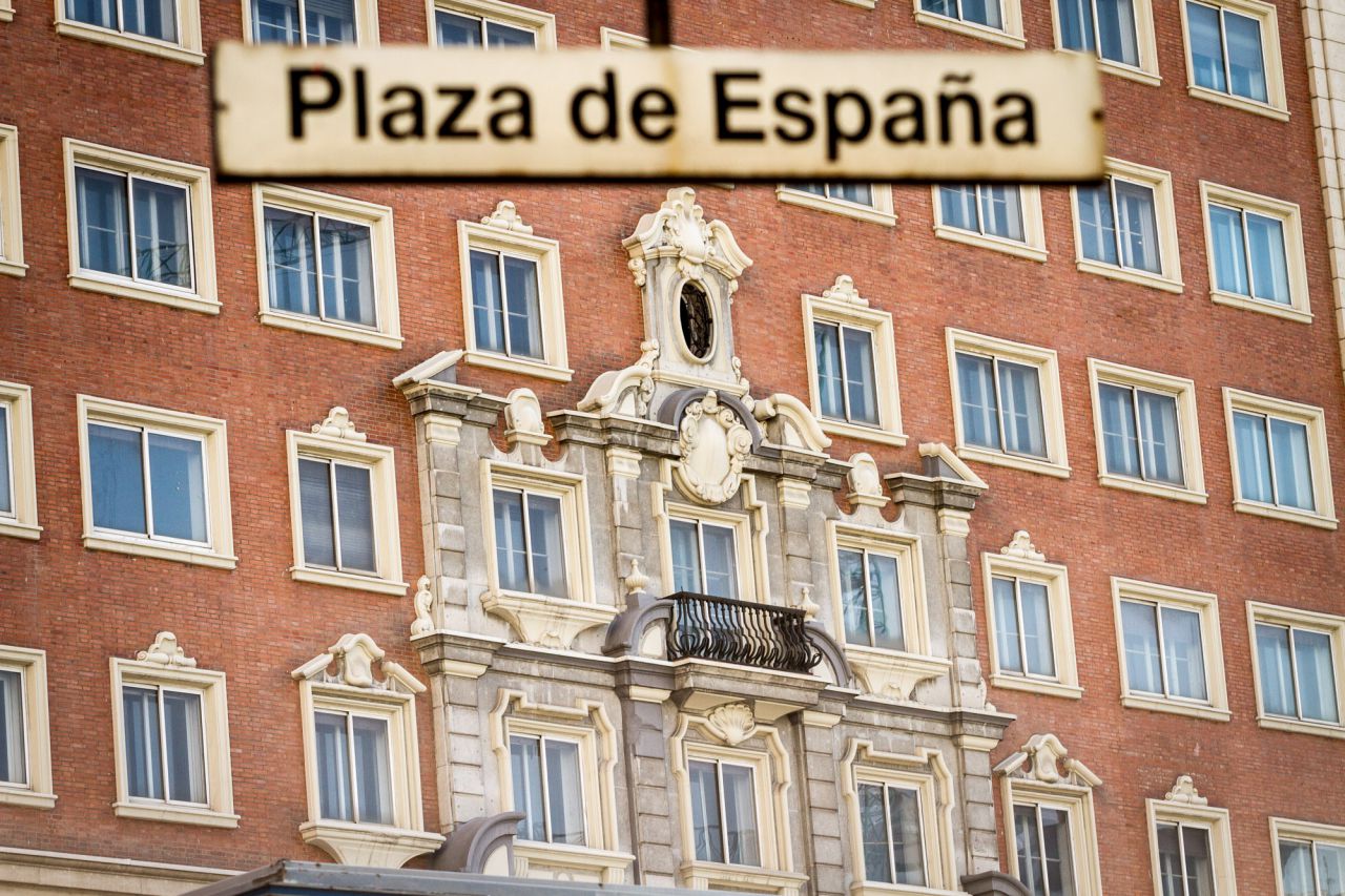 El urbanismo madrileño ha cambiado de rumbo este año.  El Ayuntamiento de Madrid se negó a aceptar la propuesta del grupo Wanda para el Edifico España, que pasaba por  tirar la fachada y hacer una réplica, algo que no se ajustaba a la norma. Después, el inmueble fue comprado por el grupo Baraka, que ha asumido la protección de la fachada. También  paralizó la operación Distrito Castellana Norte, nulidad que fue  denunciada ante la Justicia, y presentó  su propia propuesta, pero al final   se ha abierto una negociación con el Ministerio de Fomento y los inversores para determinar un nuevo proyecto para este gran desarrollo urbanístico. 

Se han desbloqueado, asimismo, los planes para  reformar el estadio de fútbol Santiago Bernabéu y el  traslado del Atlético de Madrid a la Peineta. Aunque el Ayuntamiento tiene que aprobar una  modificación de última hora tras serle devuelto el plan del nuevo campo de fútbol por la Comunidad. 

Además, dos promociones de viviendas impulsadas por cooperativistas han levando mucha polémica este año. Por una parte, las que  se construirán sobre el antiguo Taller de Precisión de Artillería, cuya  demolición ya ha comenzado y que llegó a dividir al equipo de Gobierno en la votación en el Pleno.  Por otra parte, el Consistorio no ha aprobado los planes para urbanizar en las cocheras de Cuatro Caminos y ha pedido a la cooperativa que presente un nuevo plan que se adapte a la normativa.  

También se ha  rescindido el contrato de obras del Paseo de la Dirección, que empezaron en 2008 y no se han terminado todavía. Por otra parte, se han ido lanzando nuevos proyectos para edificios como el  palacio de la duquesa de Sueca o el  antiguo mercado de Frutas y Verduras de Legazpi.  El Ayuntamiento ya esboza nuevas ideas para el año que viene algo vinculado a que haya nuevos presupuestos.