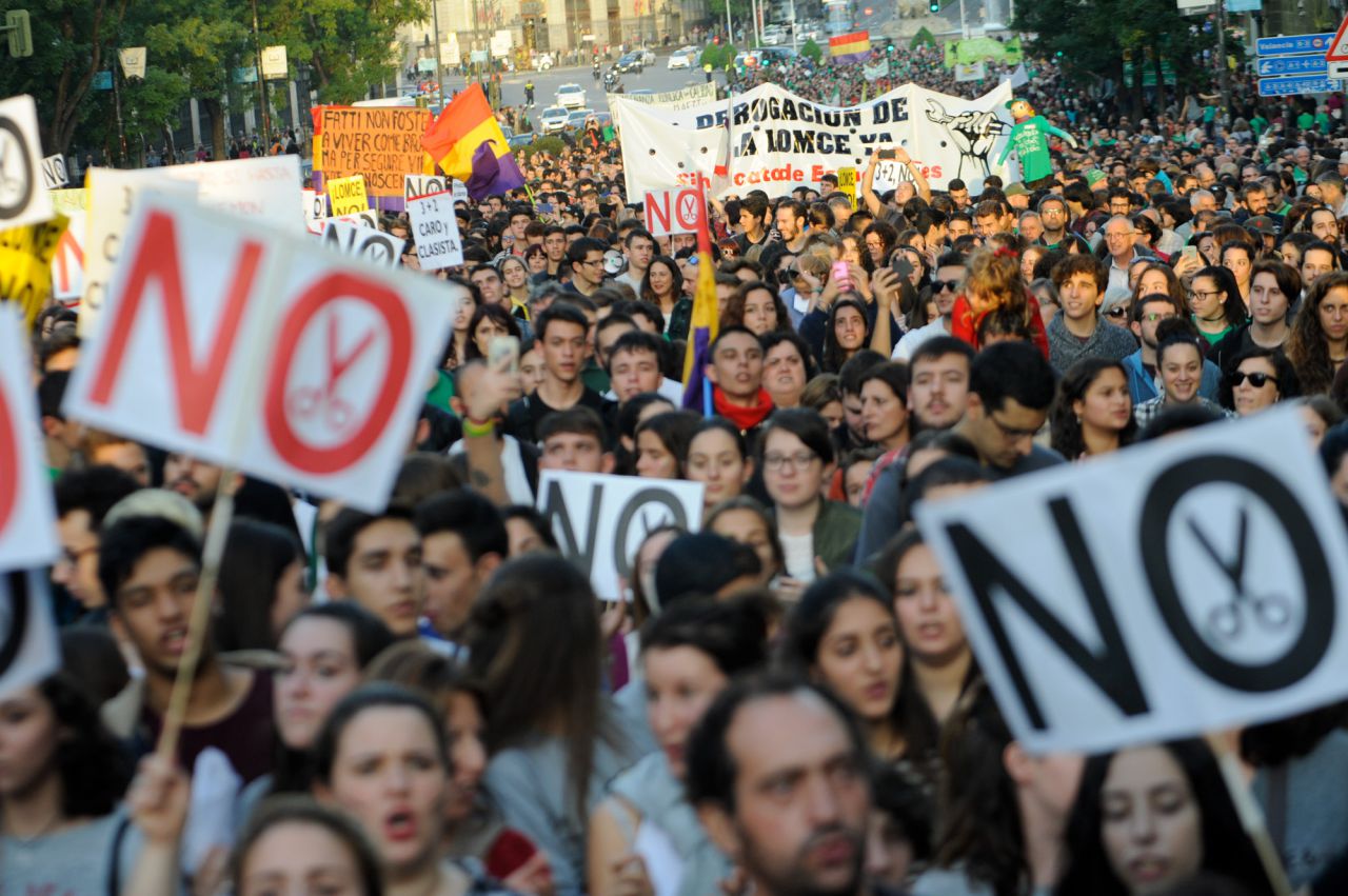 El diálogo en cuestiones educativas ha resurgido este 2016 con un ofrecimiento para un acuerdo por la transformación educativa en la Comunidad de Madrid y la apertura de negociaciones para un pacto nacional de Educación. En la región, la presidenta Cristina Cifuentes propuso a la oposición y a la comunidad educativa un  documento con 93 medidas  para mejorar la situación de la Educación madrileña, después de varios debates en el seno del Consejo Escolar de Madrid. La oposición y los agentes sociales han pedido más negociación para llegar a  posiciones comunes  y aclarar el  presupuesto  destinado a este acuerdo. 

Por otra parte, el Ministerio de Educación ha dado  marcha atrás en las reválidas previstas en la LOMCE y, al final, la de 4º de la ESO será muestral y no tendrá consecuencias académicas. La de 2º de Bachillerato quedará en la práctica igual que la antigua Prueba de Acceso a la Universidad. Esta marcha atrás se anunció tras  la gran manifestación de la ‘marea verde’ para pedir al Gobierno la retirada total de estas pruebas de evaluación externa. Además, el ministro Íñigo Méndez de Vigo inició conversaciones para intentar un pacto nacional educativo y se ha creado una subcomisión en el Congreso para tratar este pacto educativo a propuesta de PSOE y Ciudadanos, con la consiguiente fecha de caducidad para la LOMCE. 