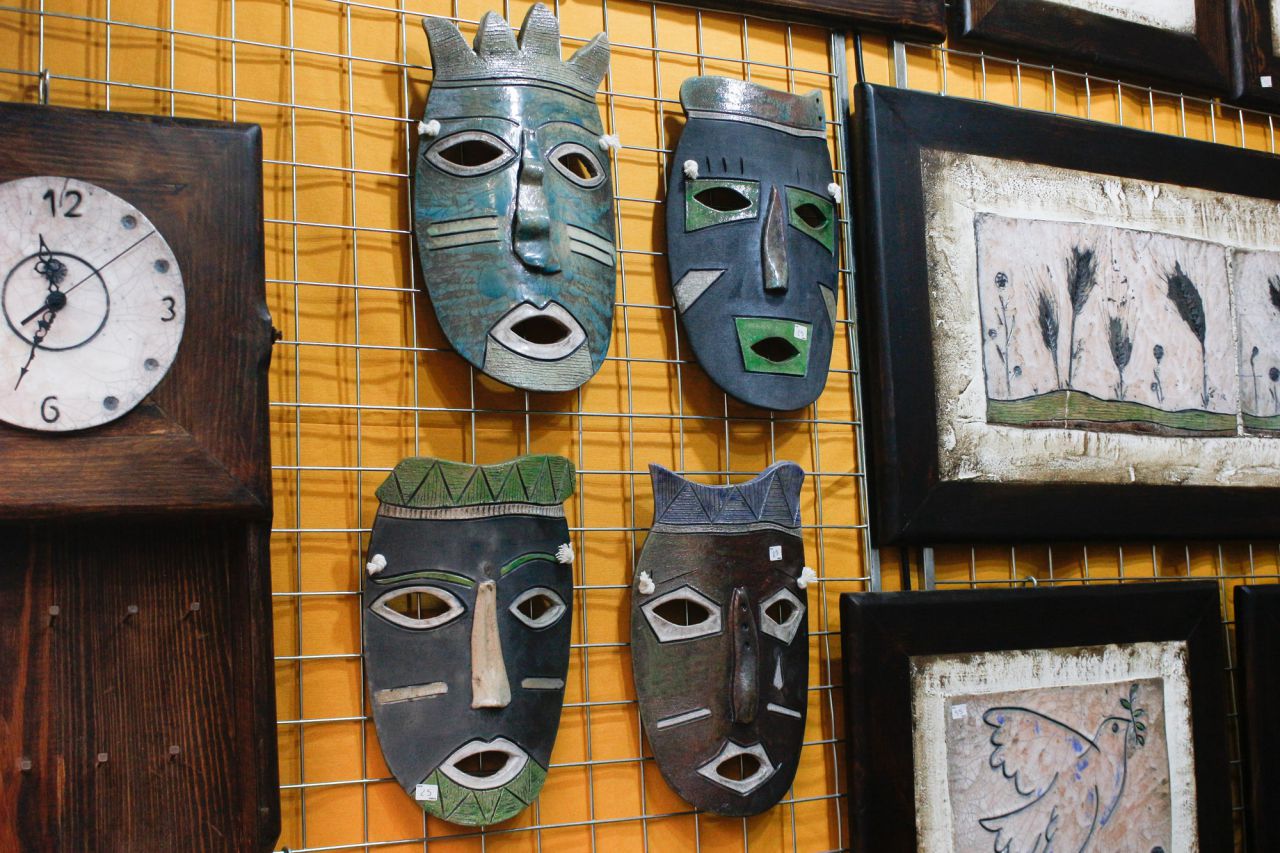 Máscaras de uno de los puestos del mercadillo de la Plaza de España
