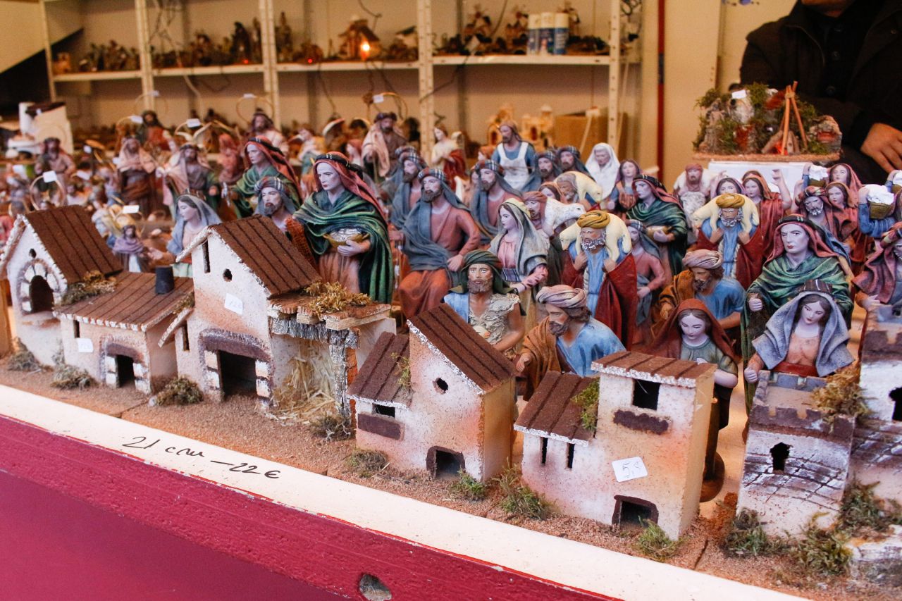 Piezas para los belenes en el mercadillo de Plaza de España