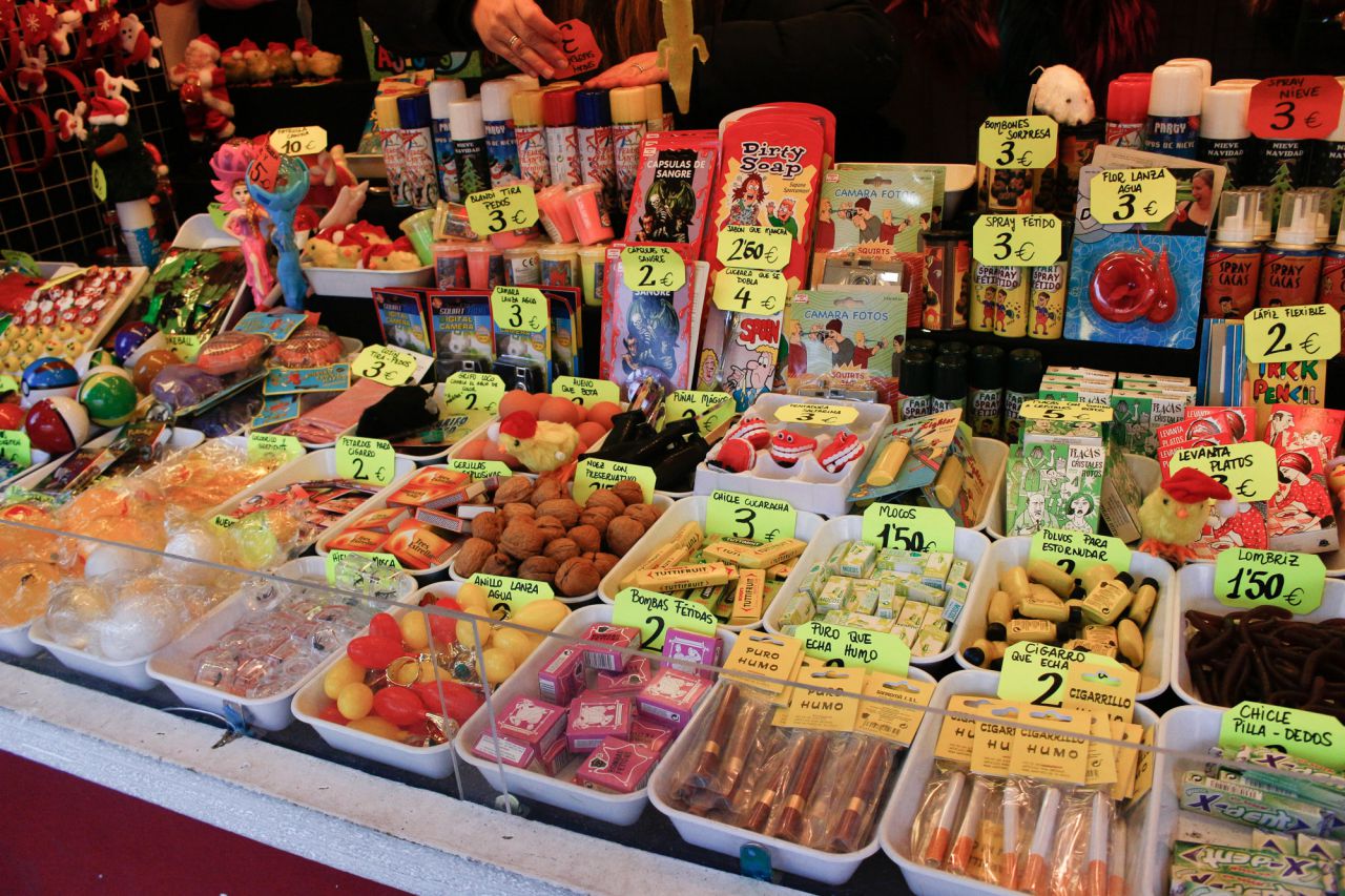 Artículos de broma en el mercadillo de Plaza de España