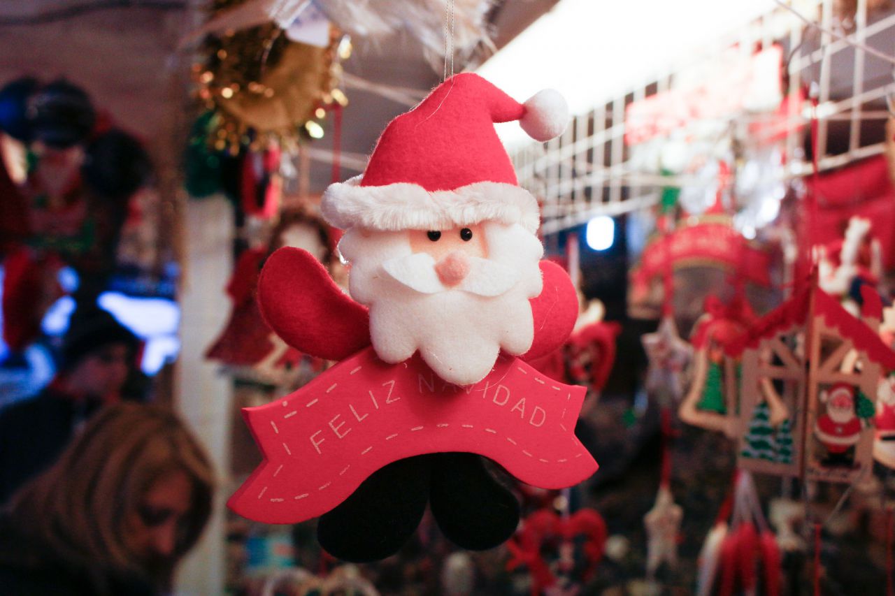 Un adorno de Papá Noel en el mercadillo navideño de la Plaza Mayor